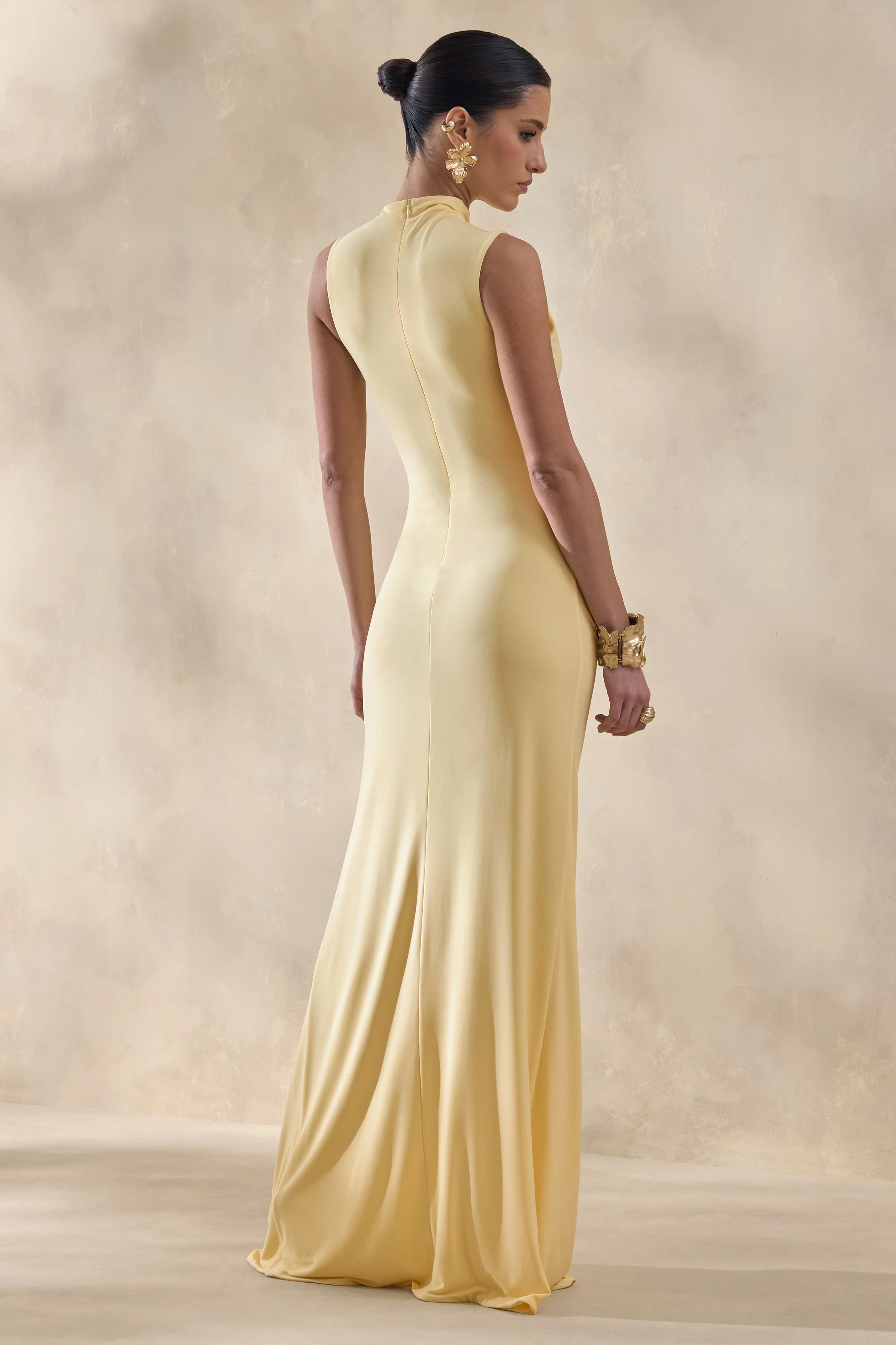 Helessia | Zitronengelbes Maxikleid mit asymmetrischem Ausschnitt, Raffungen und Schaldetail - Image 2