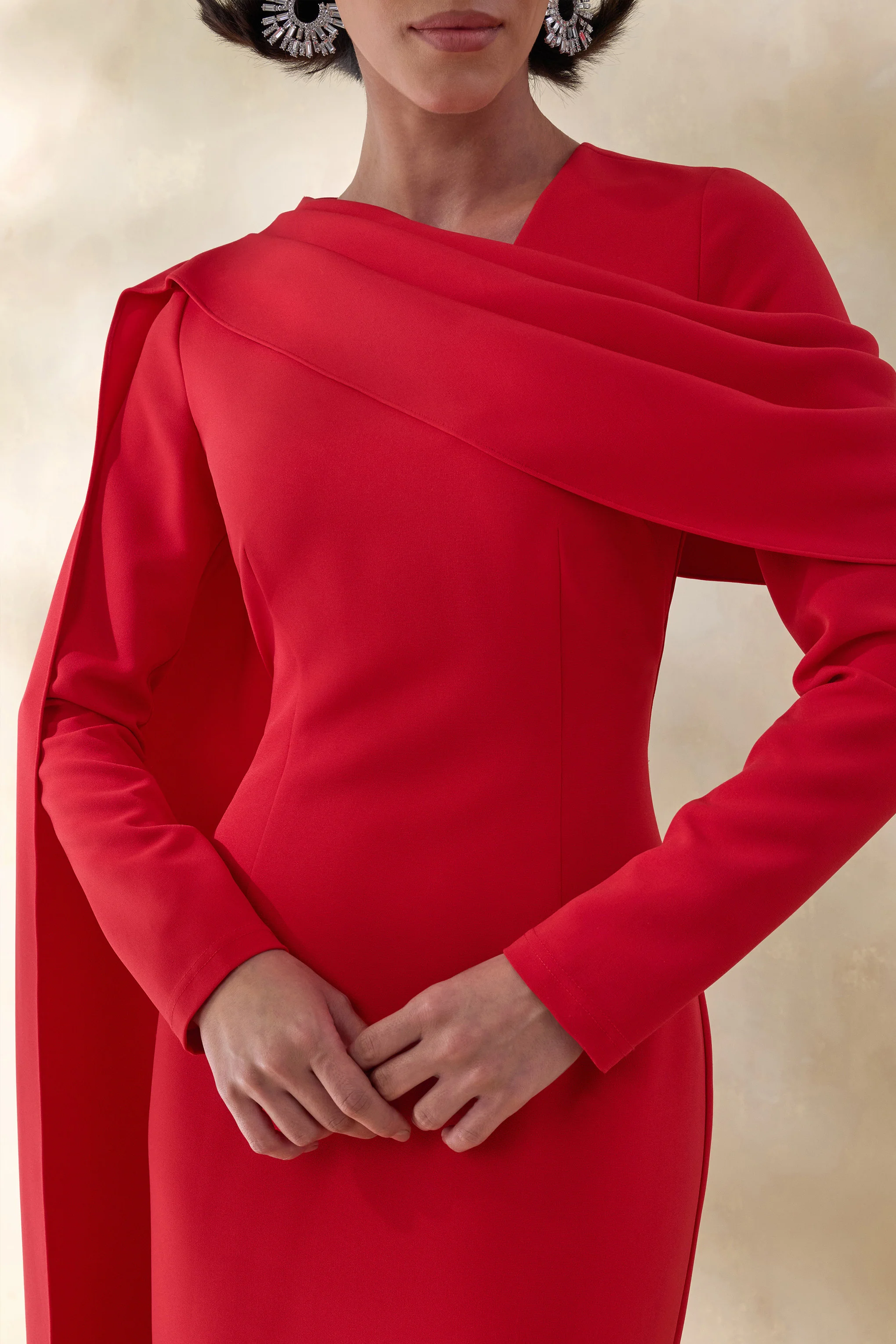 Heliora | Rotes Maxikleid aus Crêpe mit V-Ausschnitt und Schärpe - Image 3