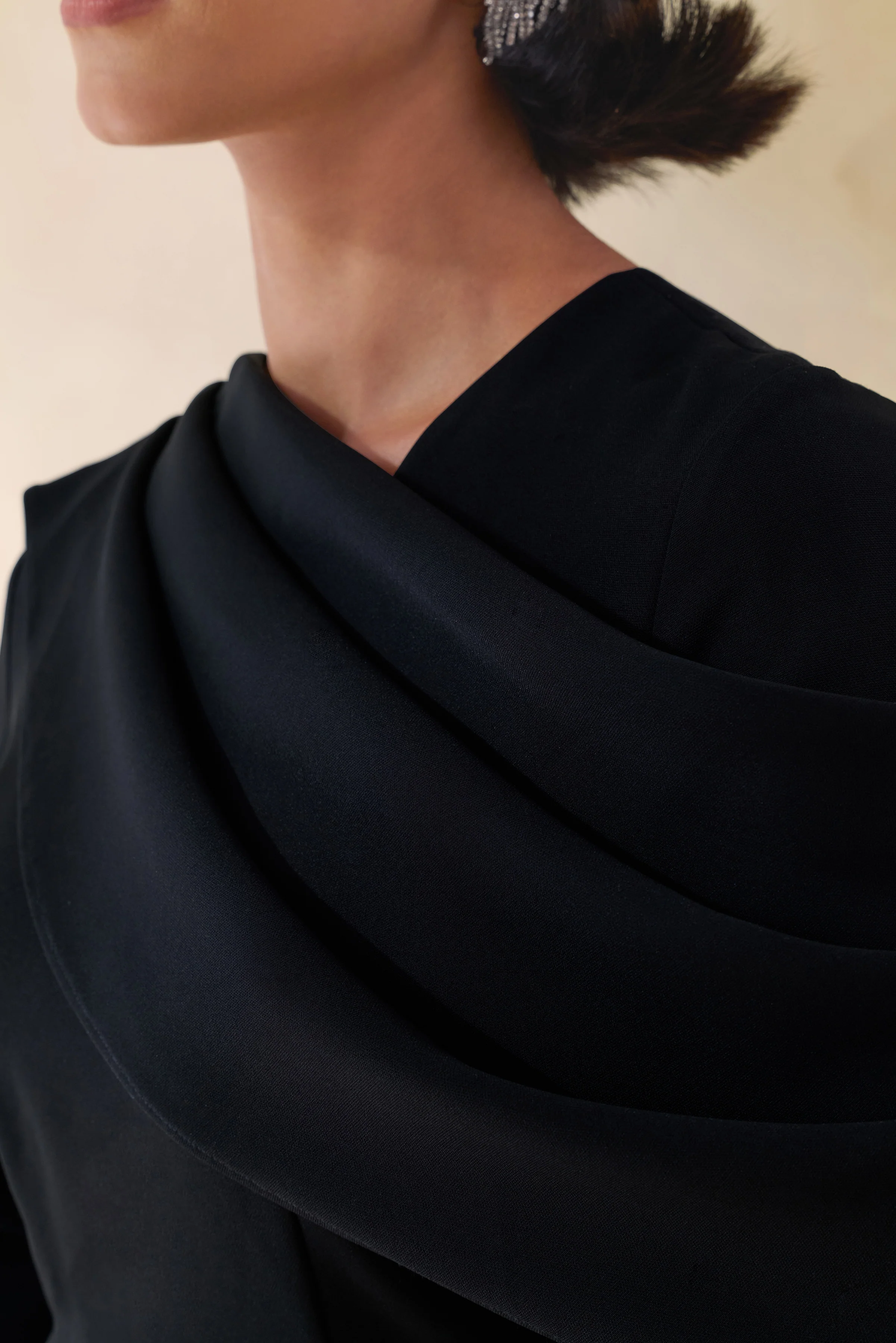 Heliora | Schwarzes Maxikleid aus Crêpe mit V-Ausschnitt und Schärpe - Image 7