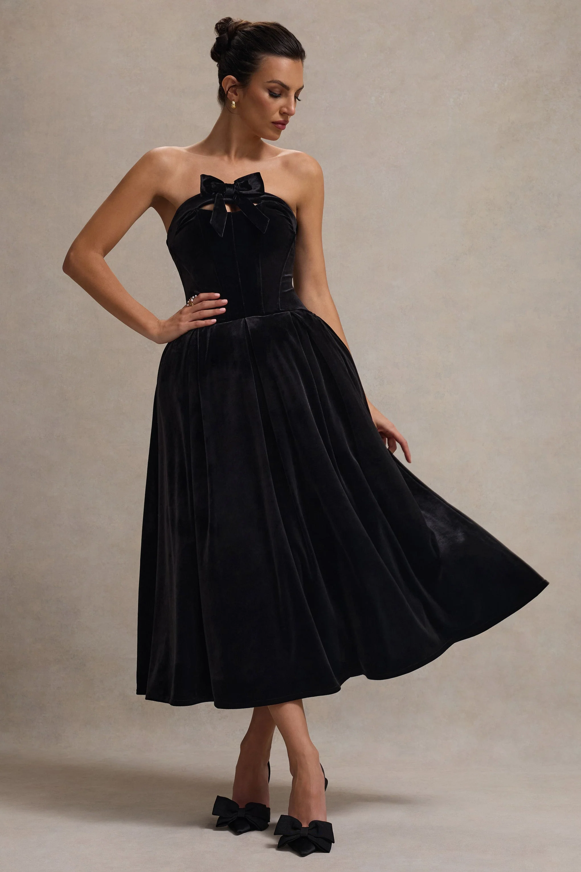 Hepburn | Schwarzes Samt-Bandeau-Midikleid mit Schleife - Image 5