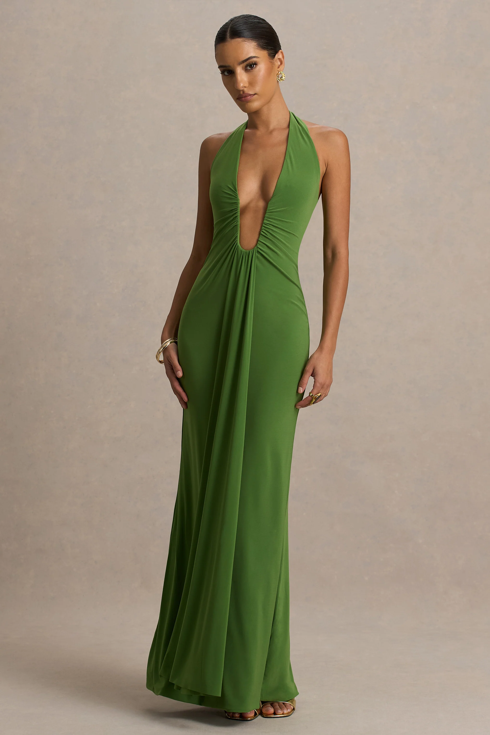 Hera | Grünes Maxikleid mit tiefem Ausschnitt und Raffung.