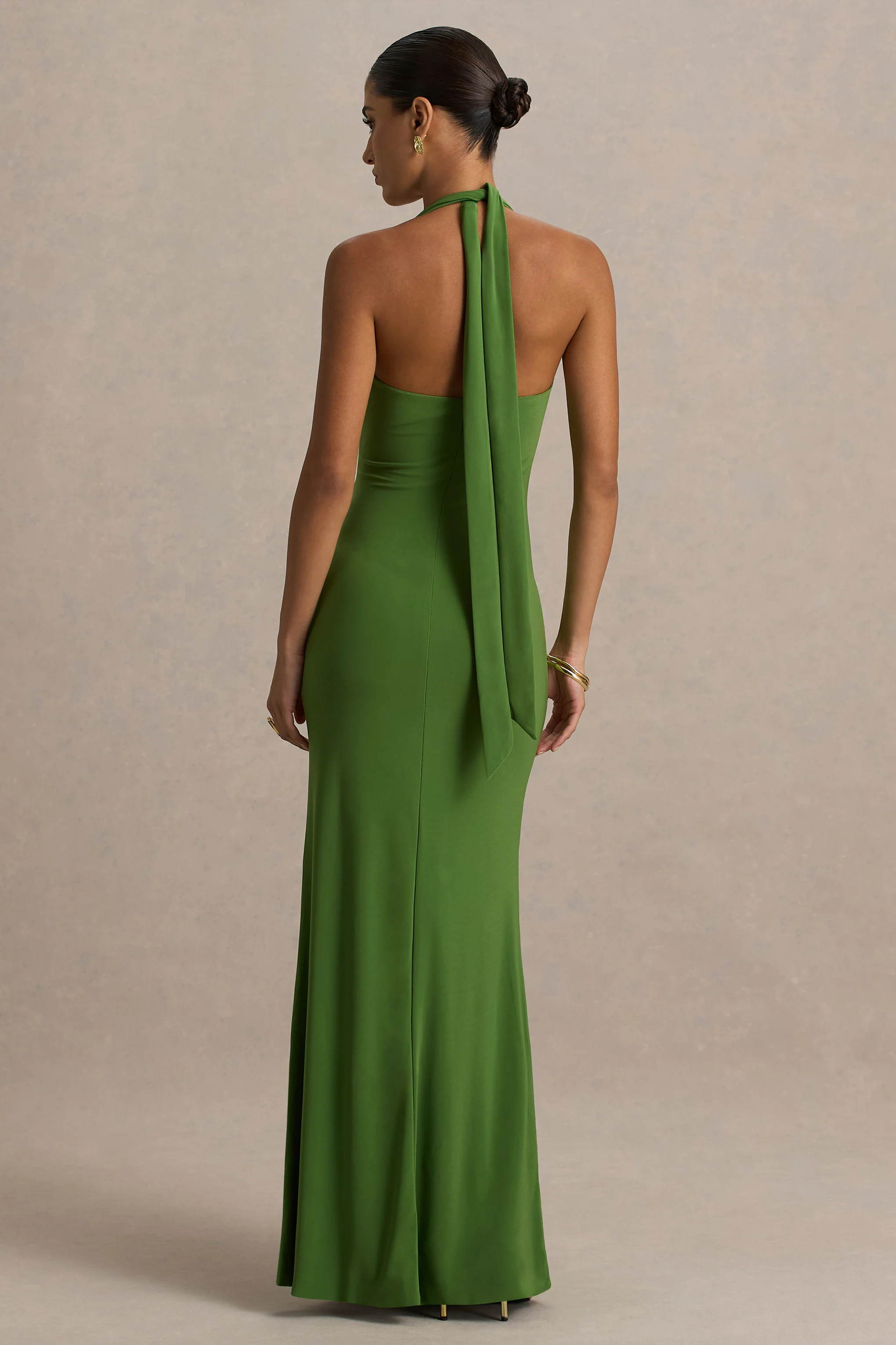 Hera | Grünes Maxikleid mit tiefem Ausschnitt und Raffung. - Image 2
