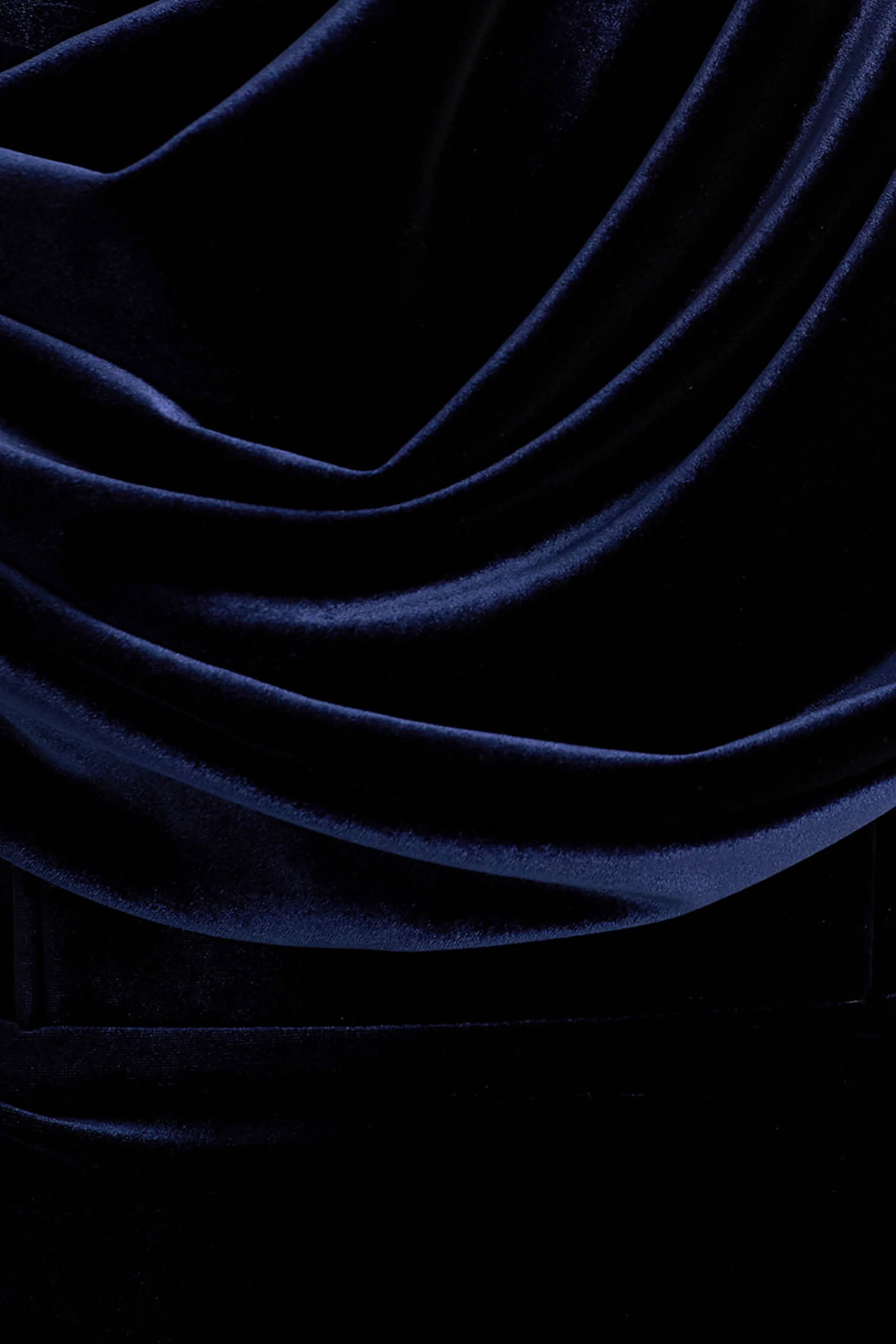 High End | Marineblaues Samt-Midikleid mit asymmetrischem Ausschnitt und Drapierungen - Image 6