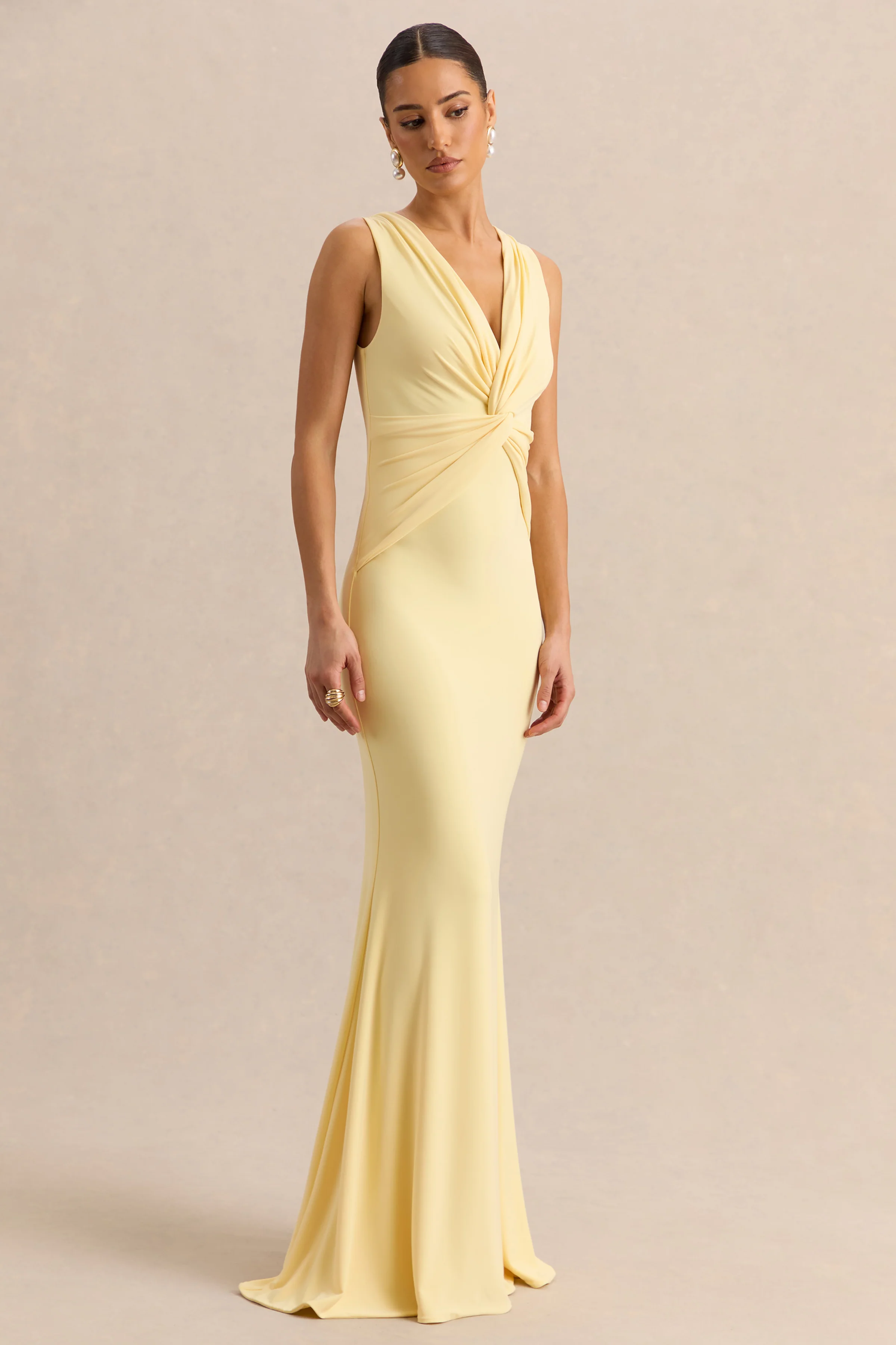 Holly | Zitronengelbes Maxikleid mit tiefem Ausschnitt und Twist-Detail - Image 4