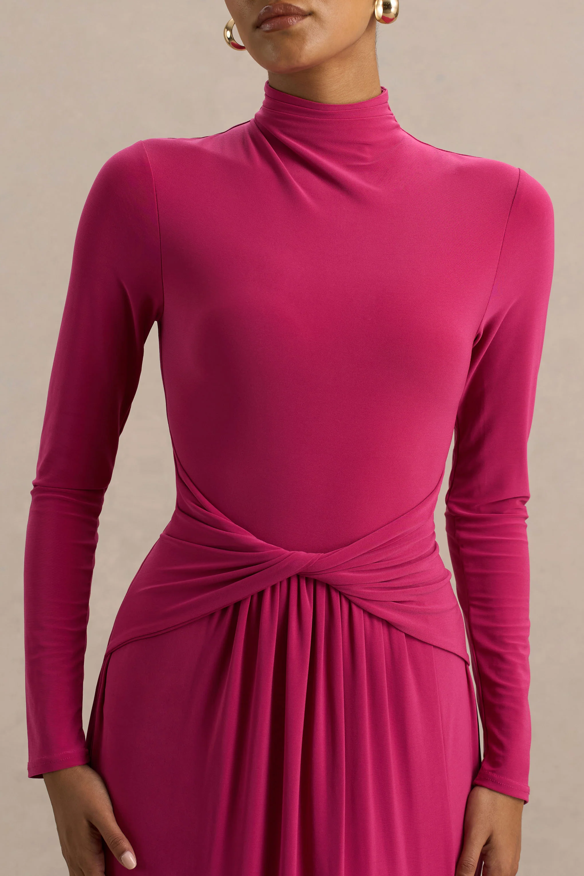 Hourglass | Knallpinkes langärmliges Maxikleid mit Twist und Schlitz - Image 5