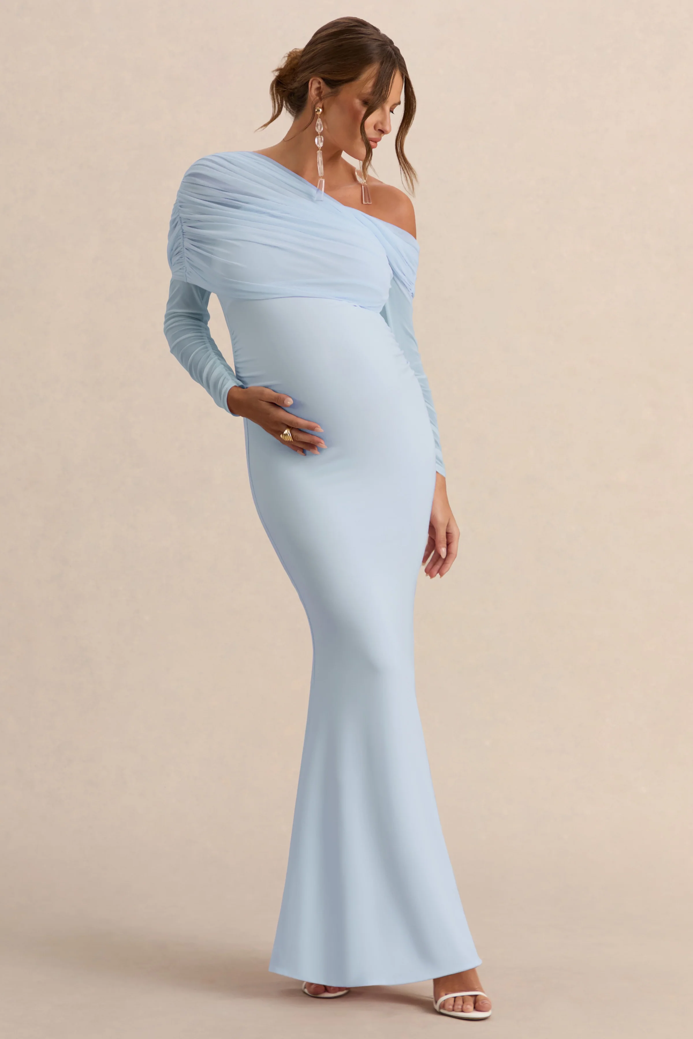 Ianthe | Hellblaues Umstands-Maxikleid mit asymmetrischem Ausschnitt und langen Mesh-Ärmeln - Image 5