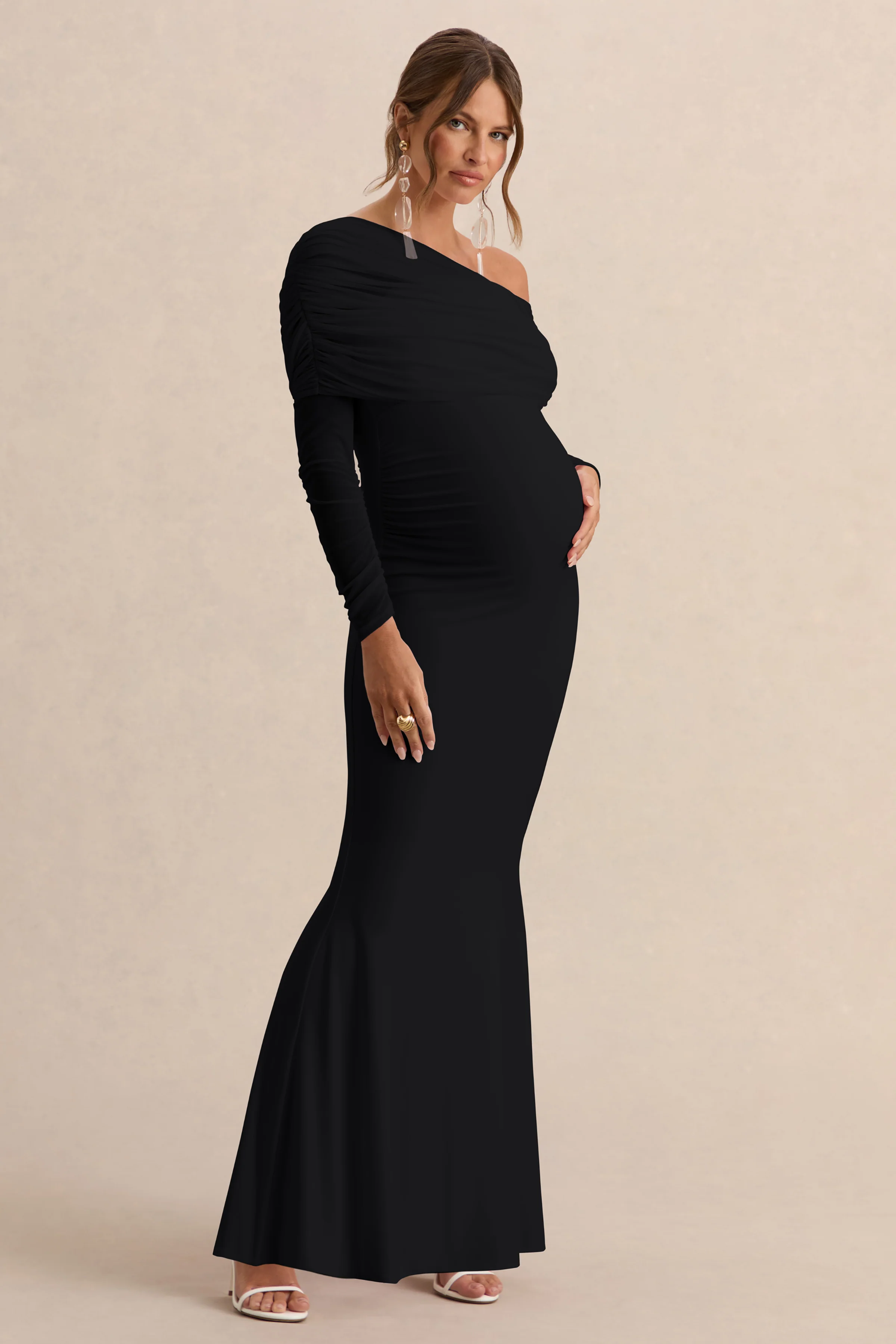 Ianthe | Schwarzes Umstandsmaxikleid mit asymmetrischem Ausschnitt und Mesh-Ärmeln - Image 5