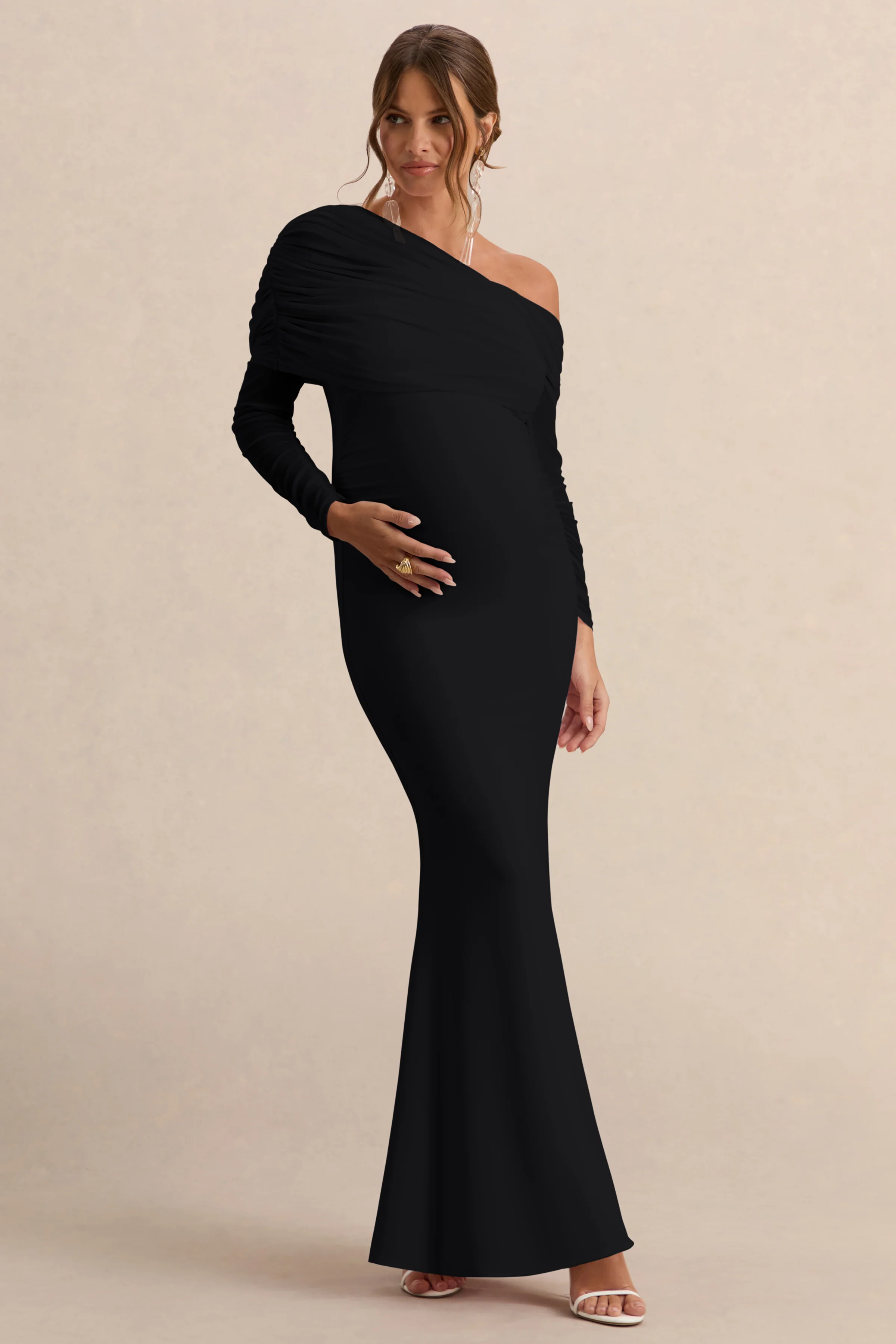Ianthe | Schwarzes Umstandsmaxikleid mit asymmetrischem Ausschnitt und Mesh-Ärmeln - Image 6