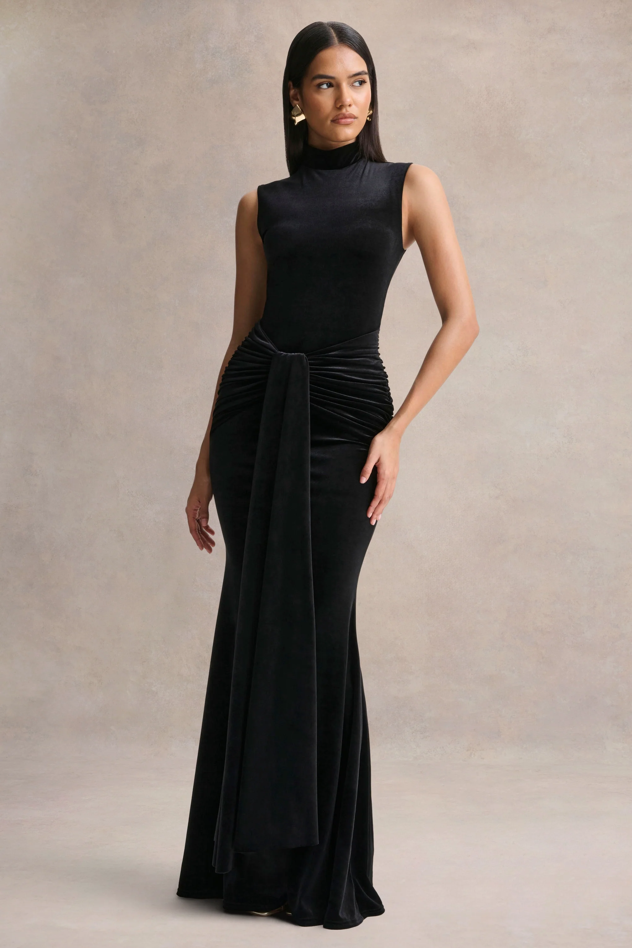 Idalina | Schwarzes Samt-Maxikleid mit hohem Ausschnitt und gerafften Details - Image 5