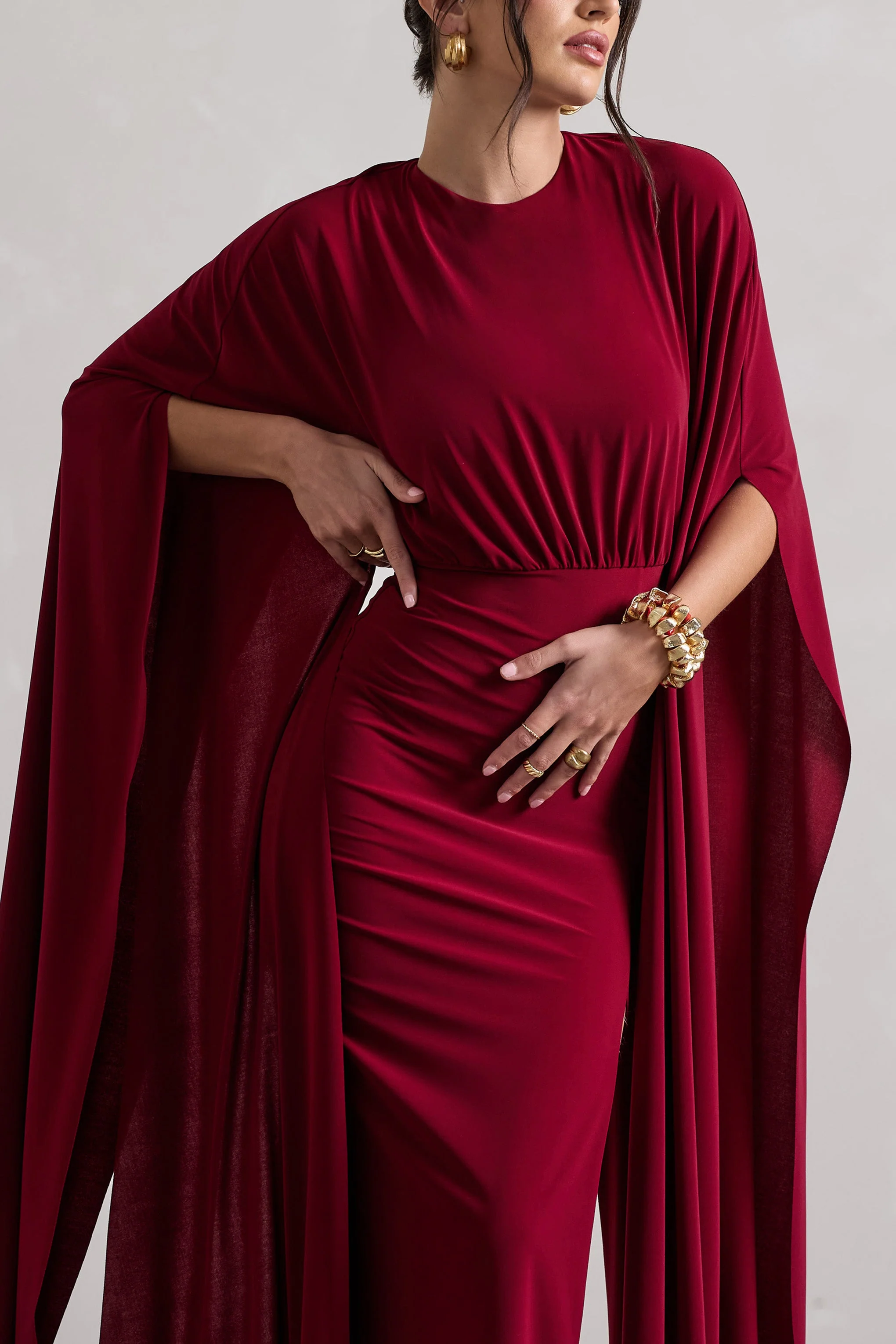 Ilaria | Berry-Maxikleid mit Cape-Ärmeln und Schlitz - Image 3