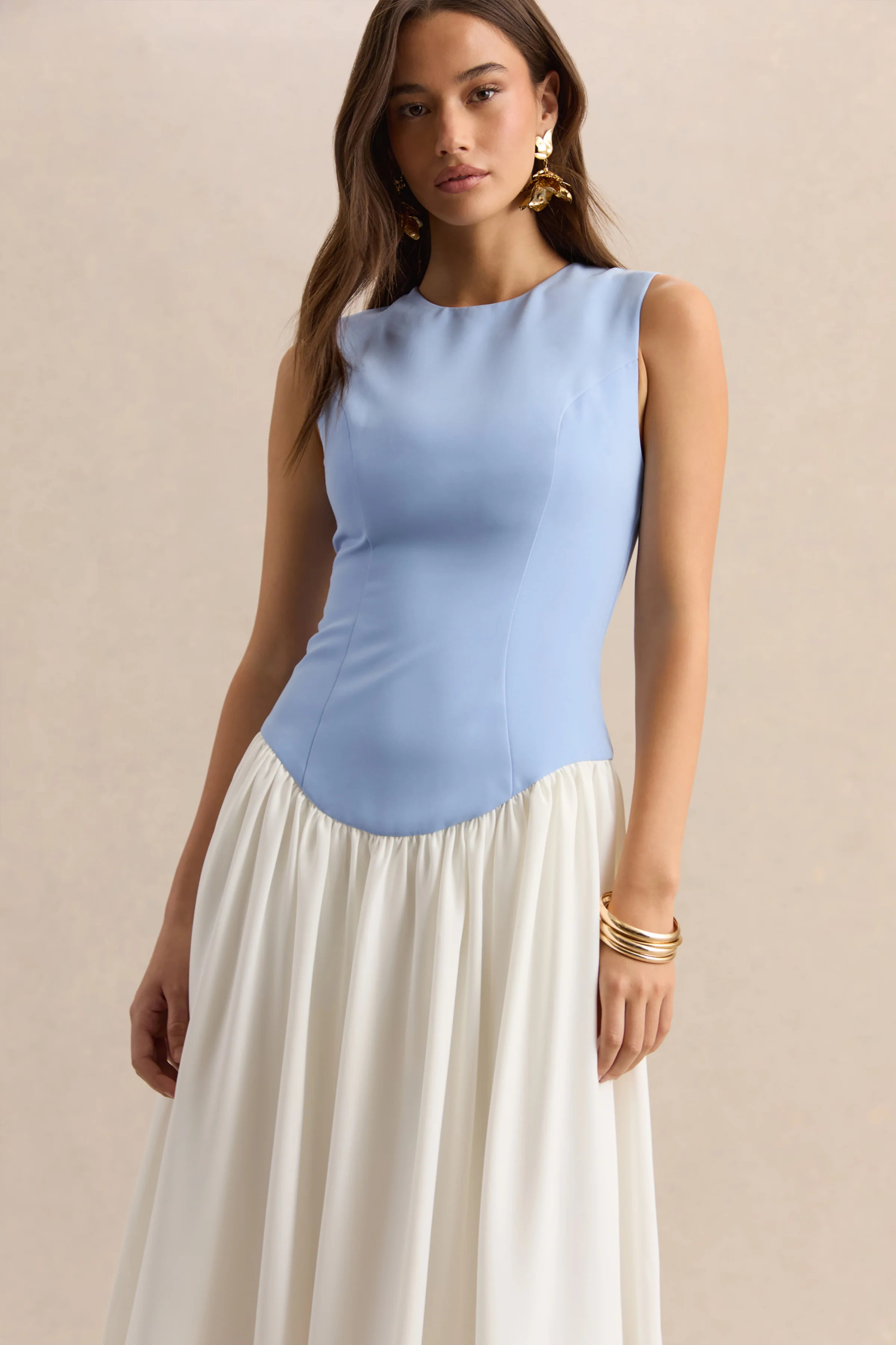 Iliana | Puderblau-weißes Maxikleid mit Rundhalsausschnitt, tiefer Taille und plissiertem Rock - Image 4