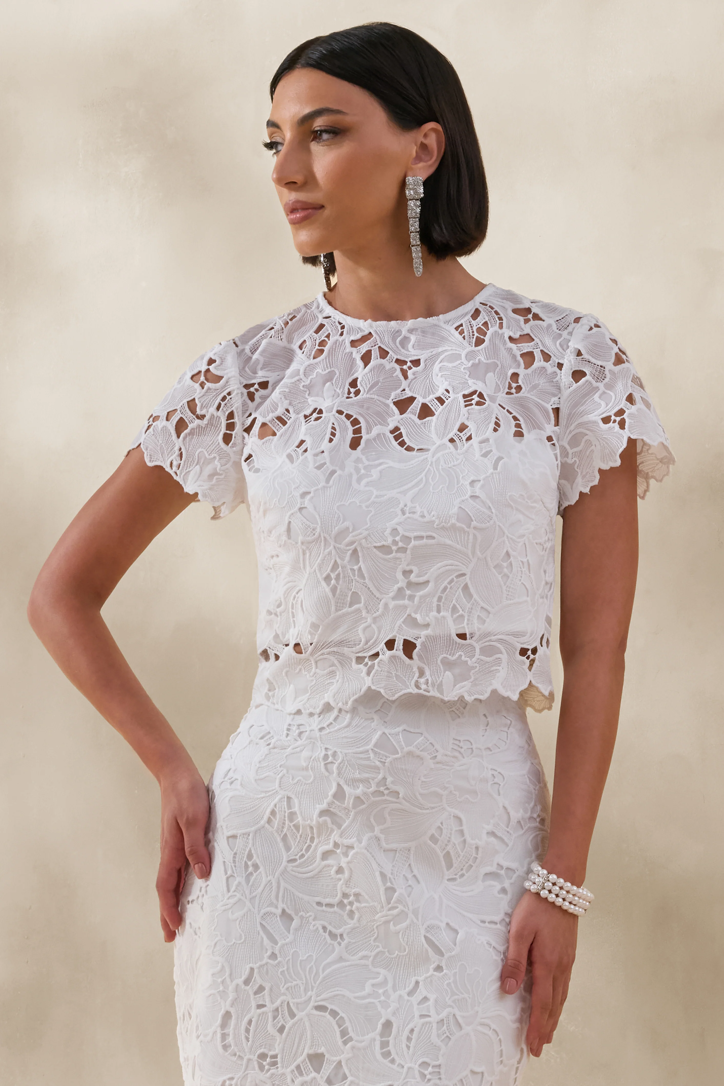 Ina | Weißes Crop Top aus Spitze mit Rundhalsausschnitt - Image 4