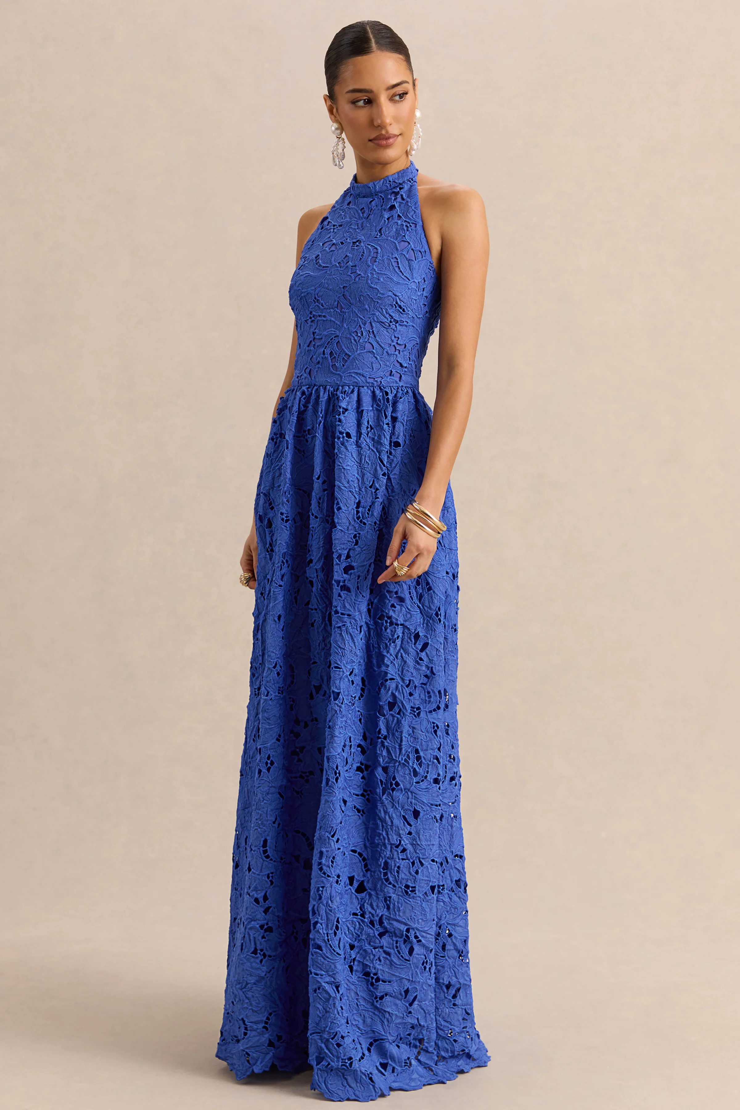 Indiana | Dunkelblaues Maxikleid aus Broderie Anglaise mit Neckholderausschnitt - Image 4