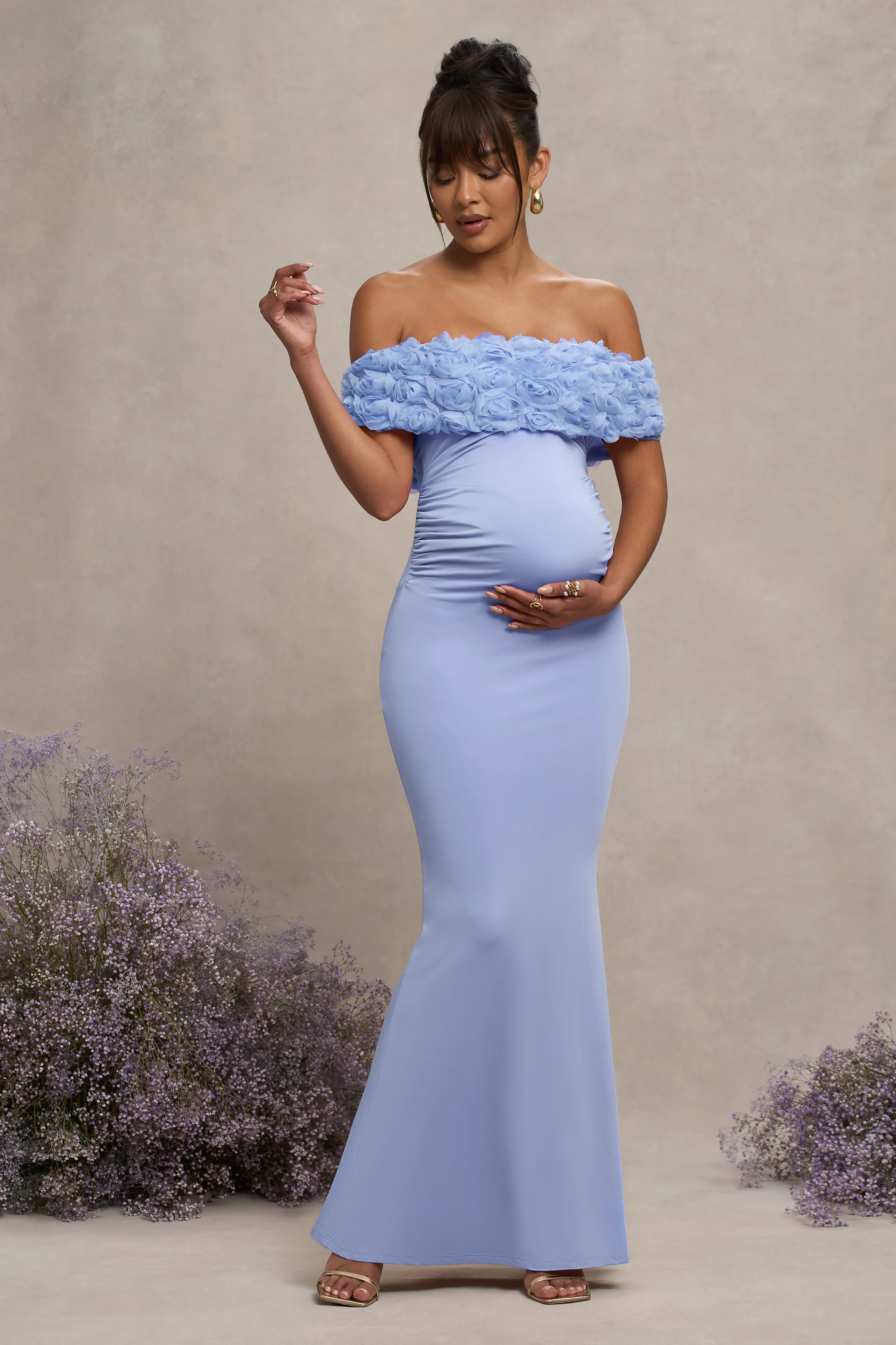 Inflorescence | Puderblaues Umstandsmaxikleid aus Mesh im Bardot-Stil - Image 4