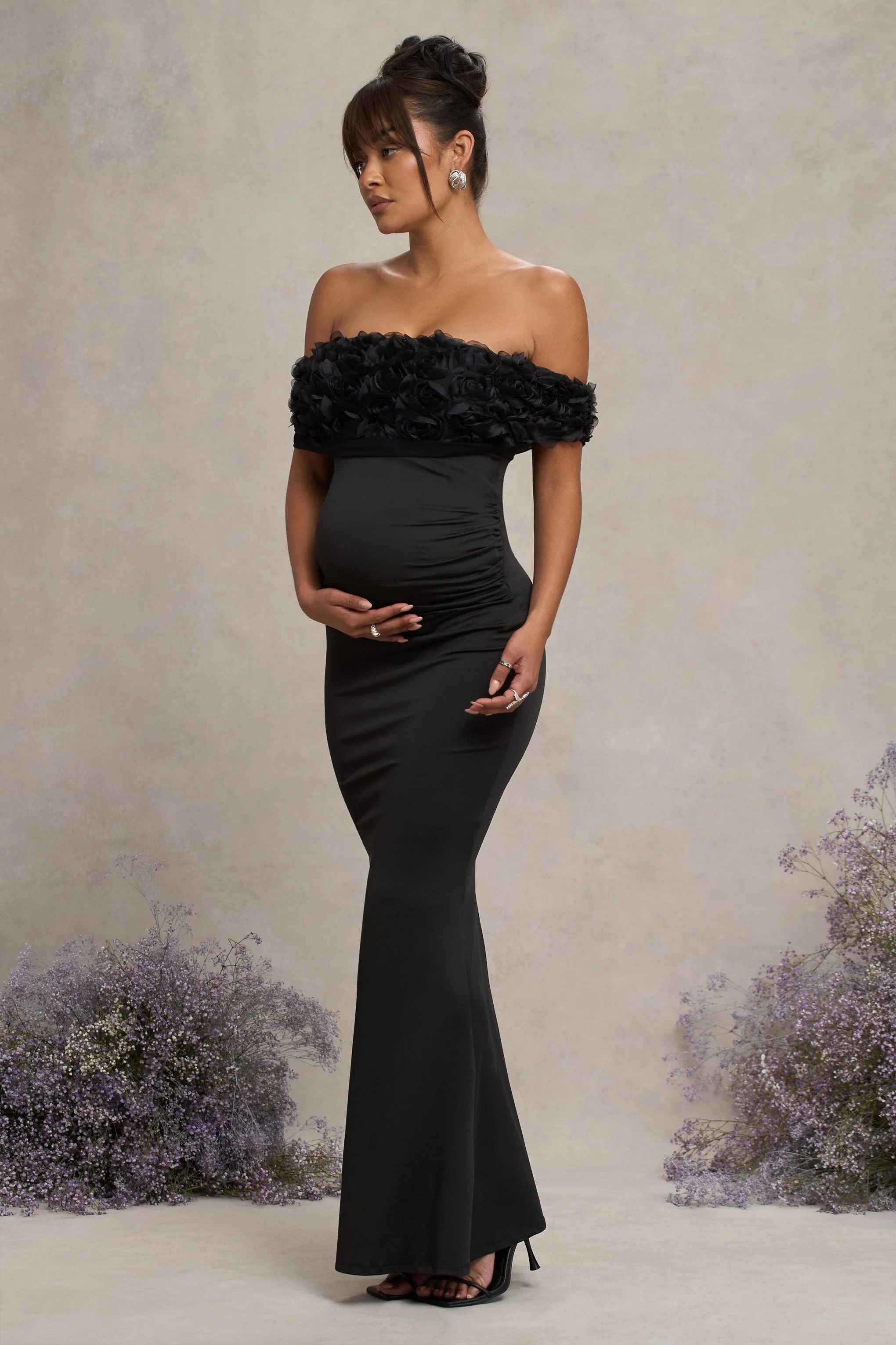 Inflorescence | Schwarzes Maxikleid mit Blumenmuster im Bardot-Stil aus Netzstoff für Umstandsmode - Image 5