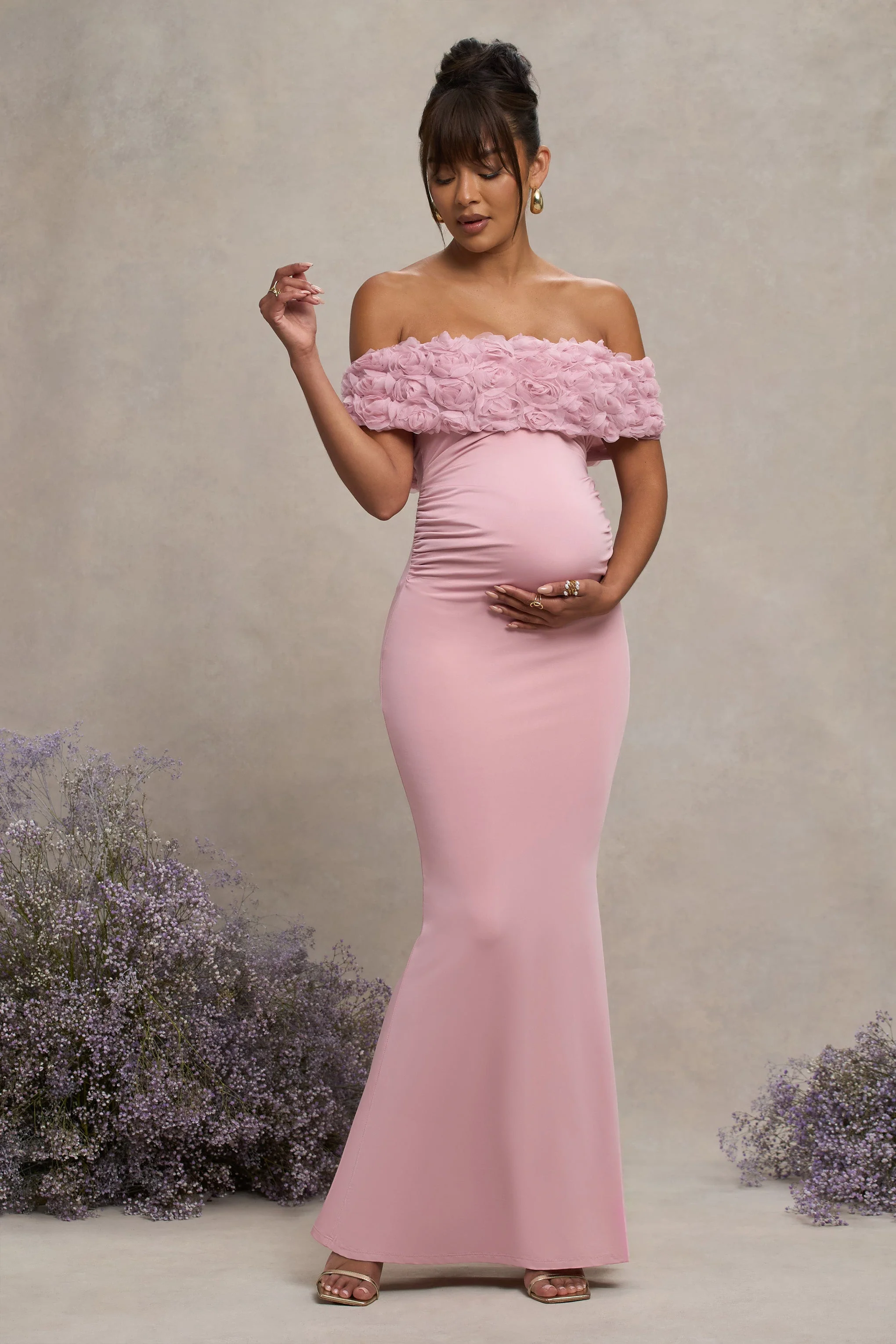 Inflorescence | Zartrosa Umstands-Maxikleid aus Mesh mit floraler Bardot-Verzierung - Image 3