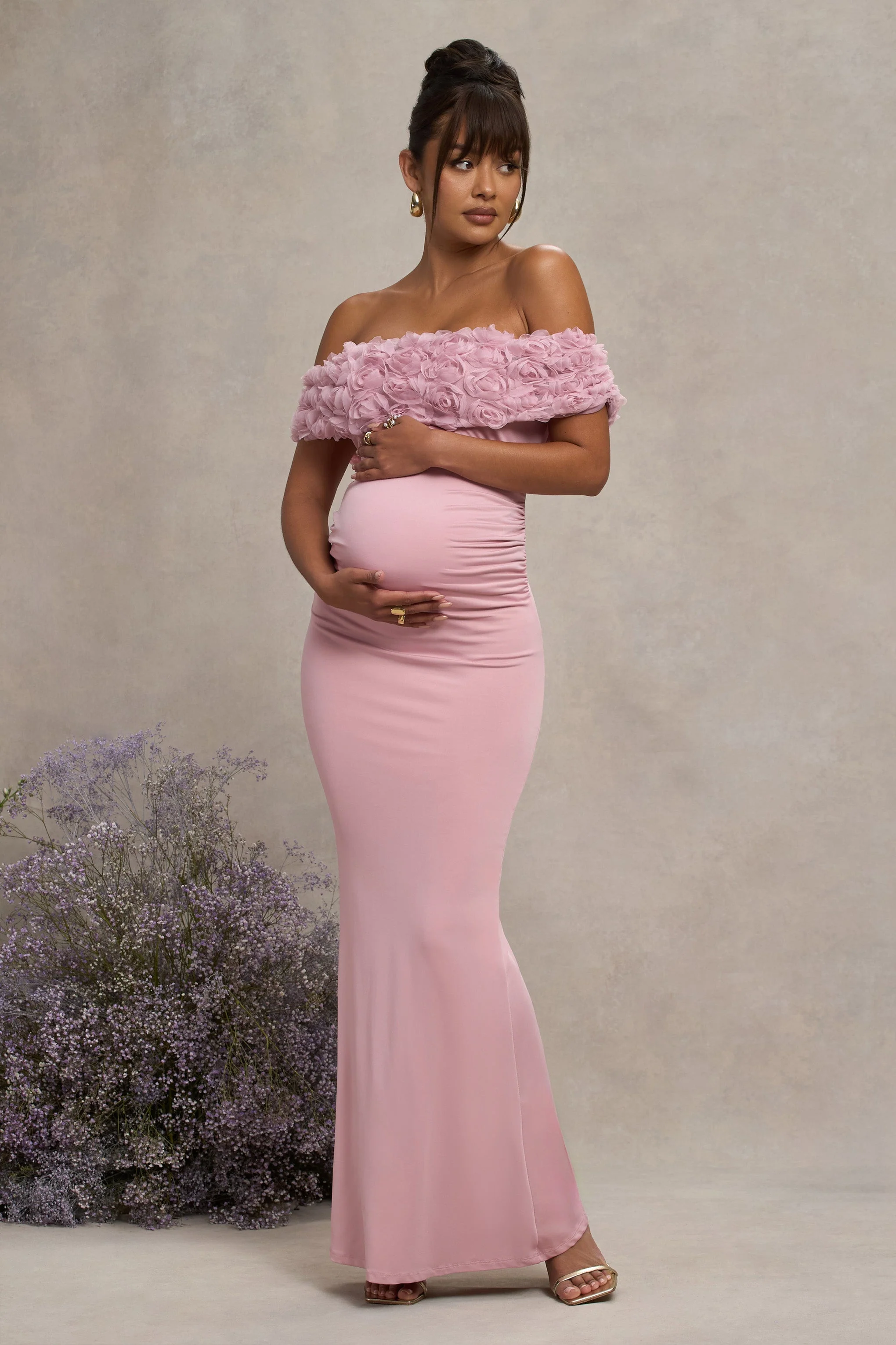 Inflorescence | Zartrosa Umstands-Maxikleid aus Mesh mit floraler Bardot-Verzierung - Image 4