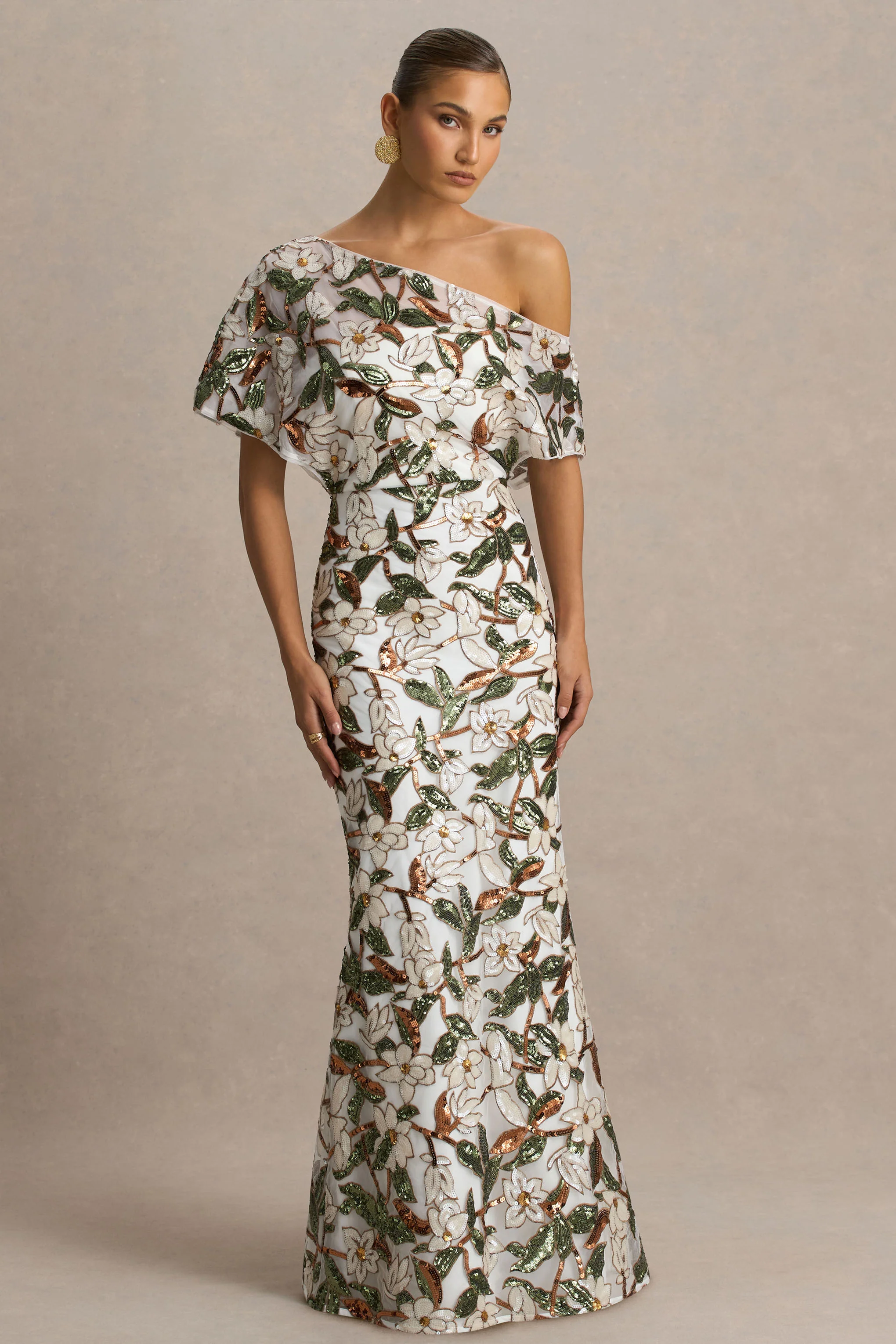 Iony | Weiß-grünes Maxikleid mit asymmetrischem Ausschnitt und Paillettenverzierung - Image 3