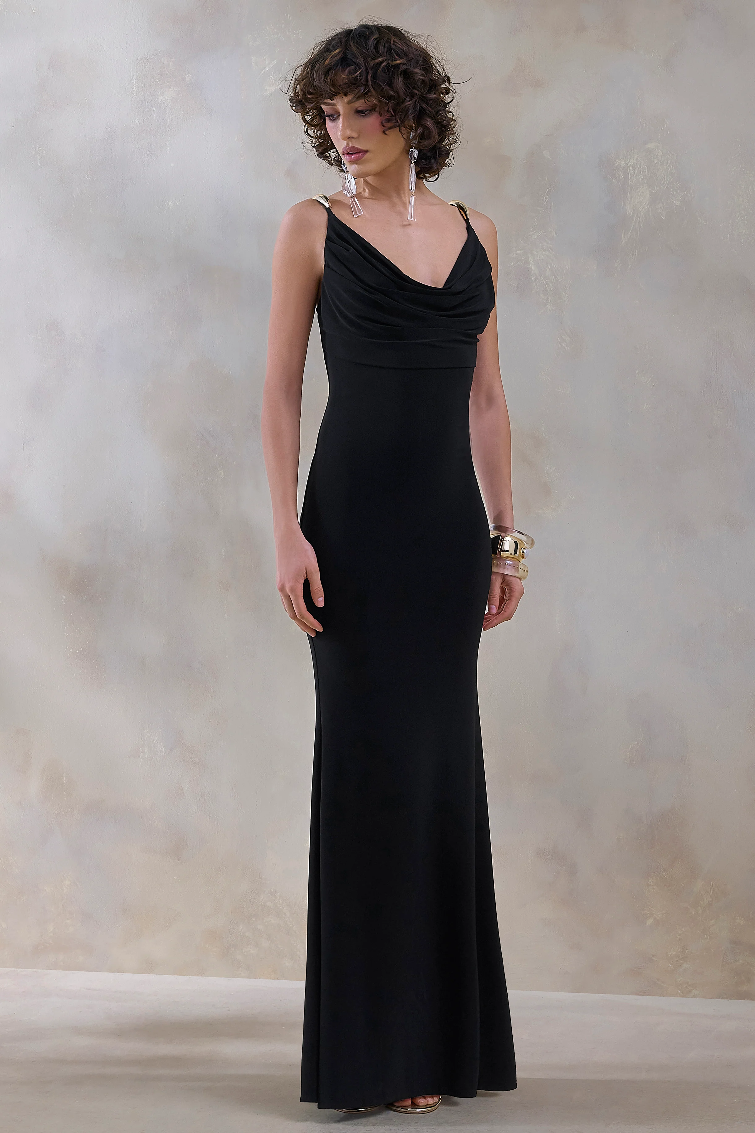 Iridessa | Schwarzes Maxikleid mit tiefem Ausschnitt - Image 5