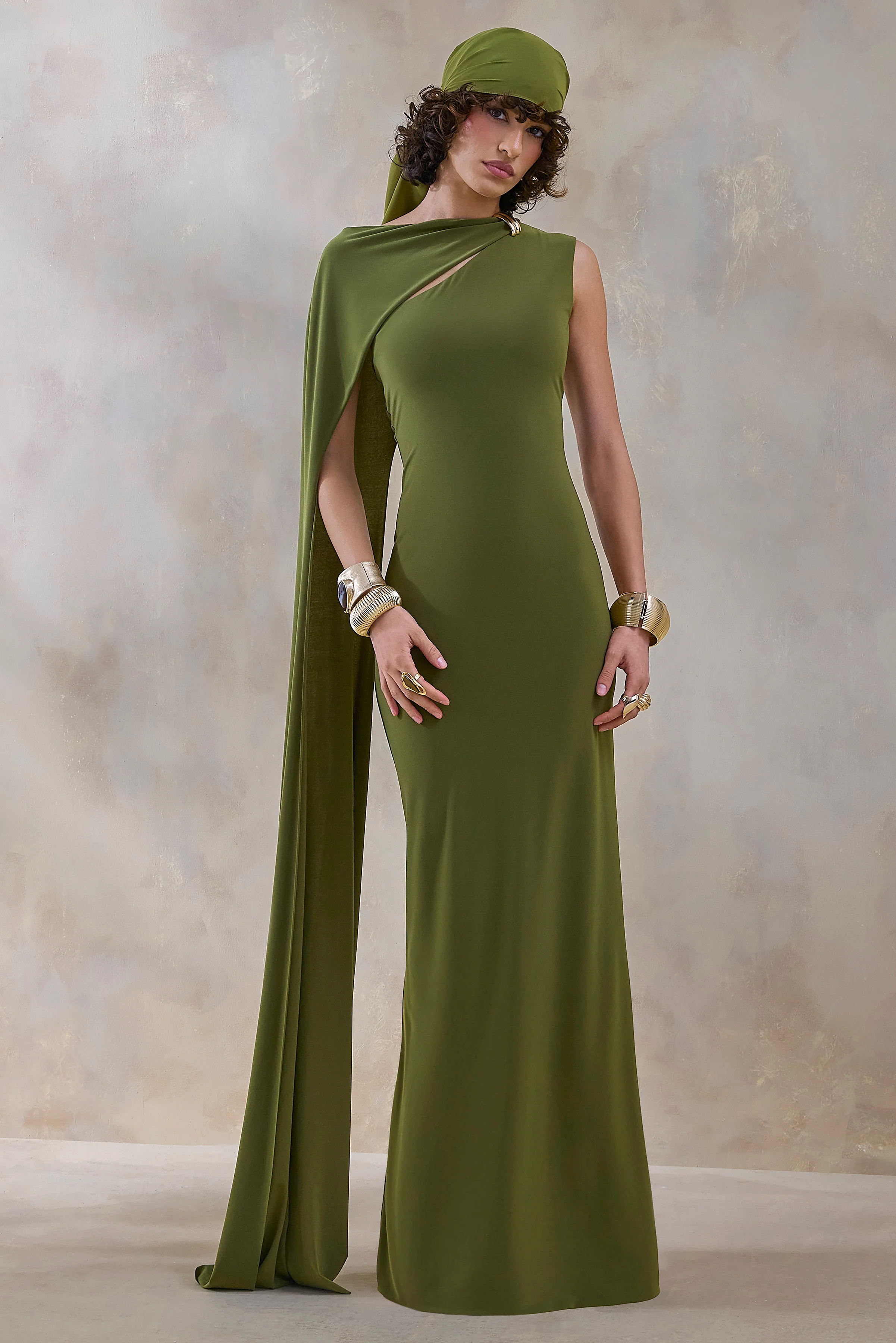 Isdelia | Grünes Maxikleid mit asymmetrischem Ausschnitt und Cape-Ärmel - Image 5
