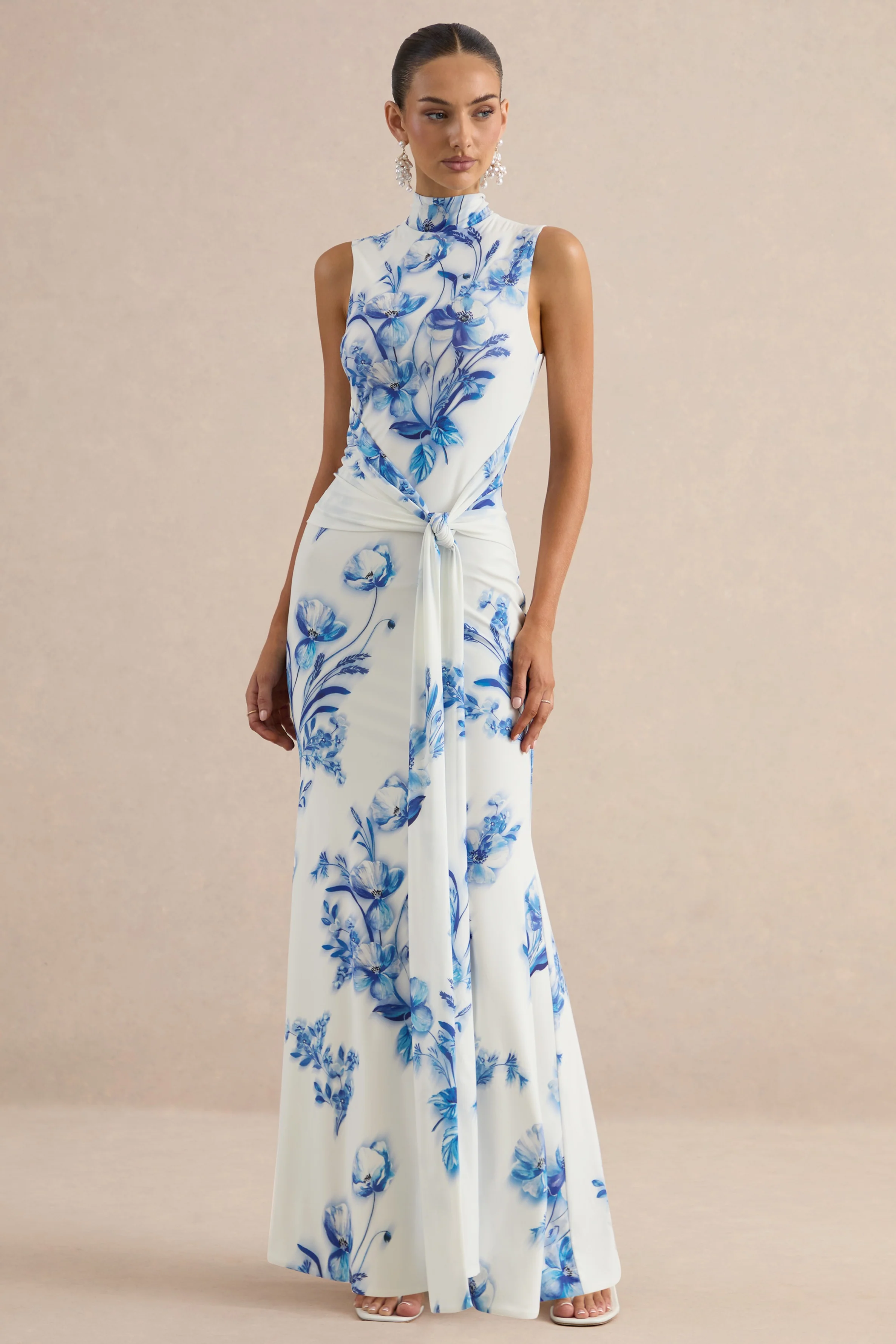 Isella | Blaues Midikleid mit floralem Print, hohem Ausschnitt und Raffungen