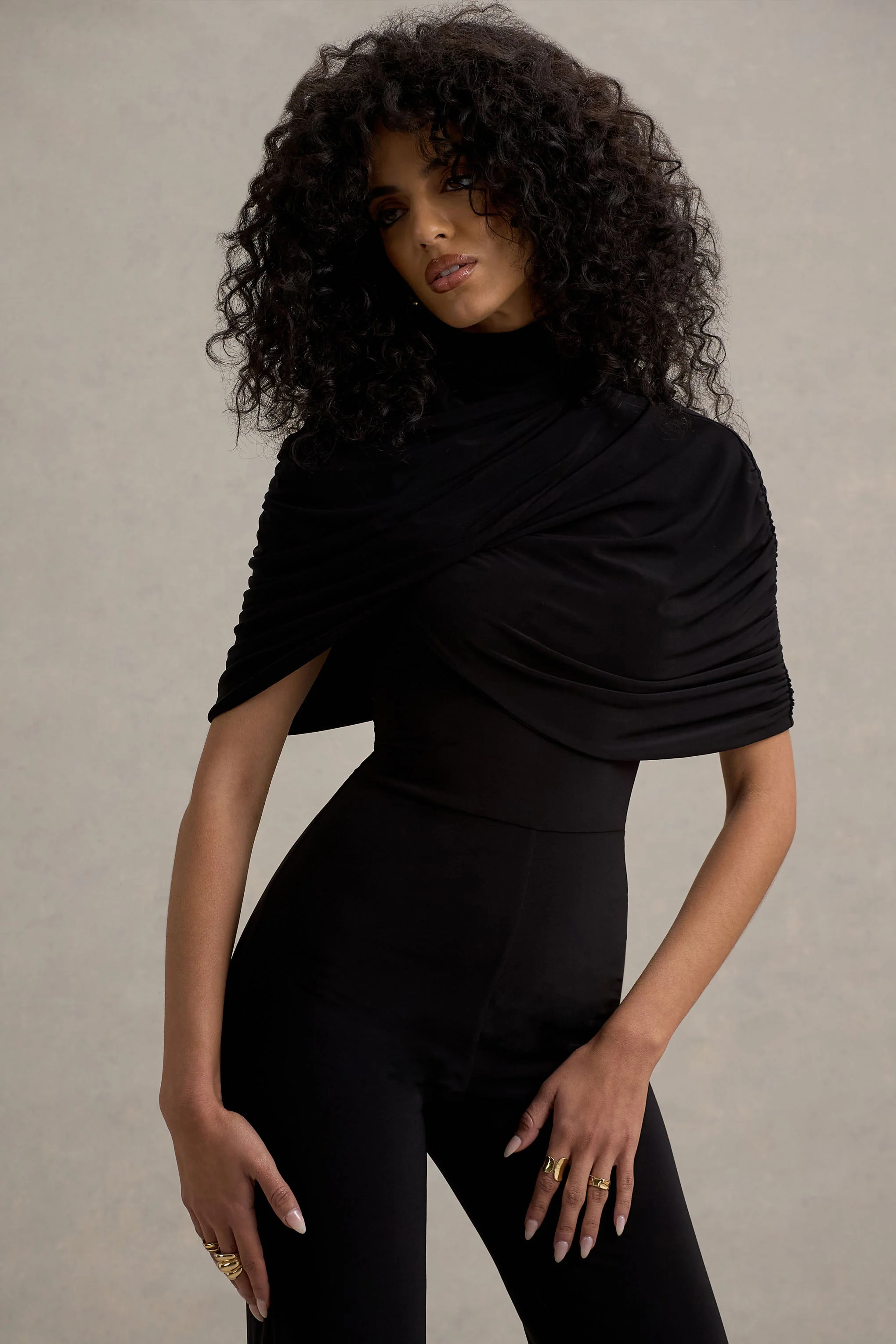 Isoline | Schwarzer Twist-Cape-Jumpsuit mit ausgestelltem Bein - Image 3