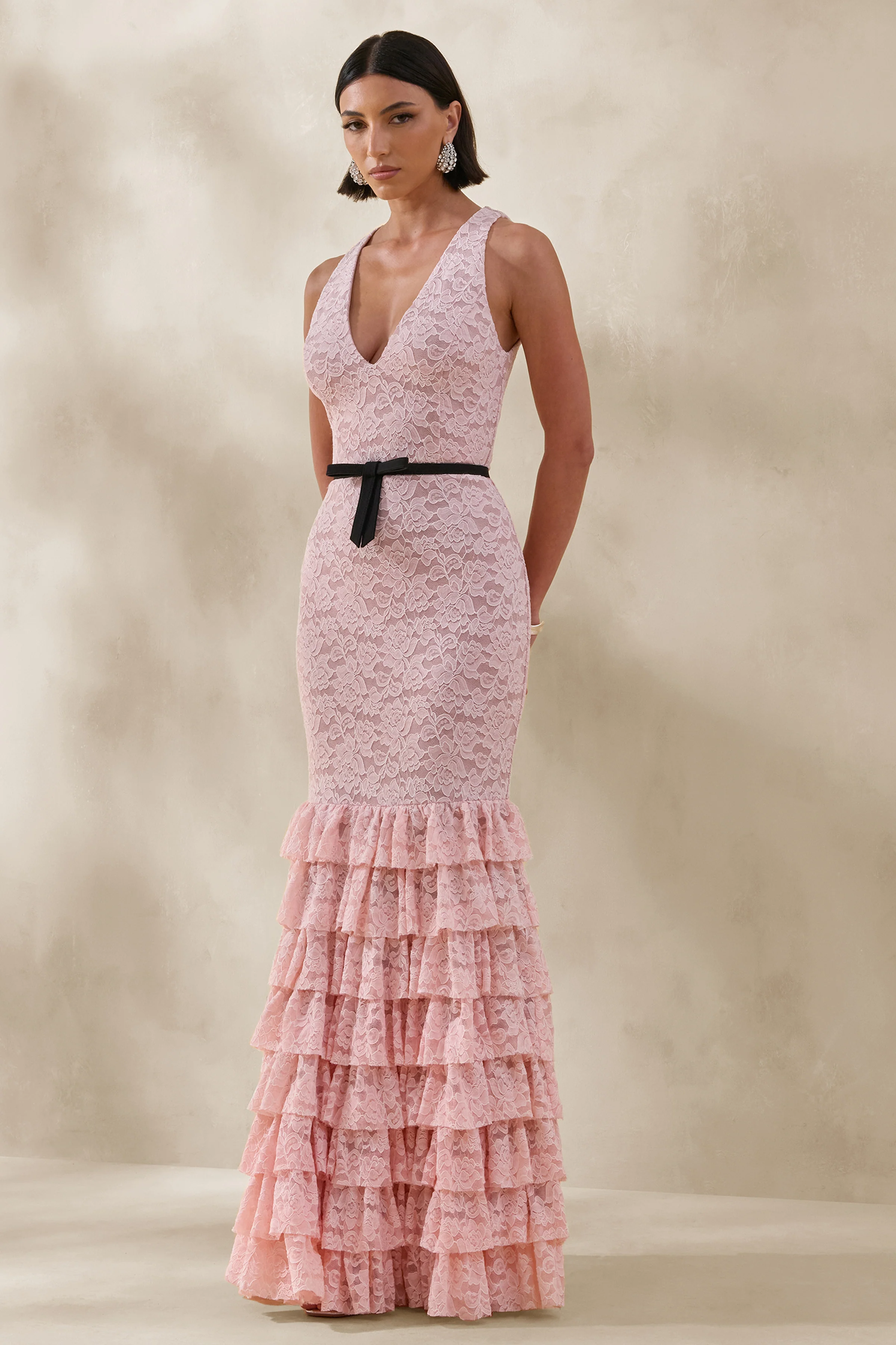 Isoria | Rosafarbenes und schwarzes Maxikleid aus Spitze mit Halter-Ausschnitt und Schleifengürtel-Detail - Image 4