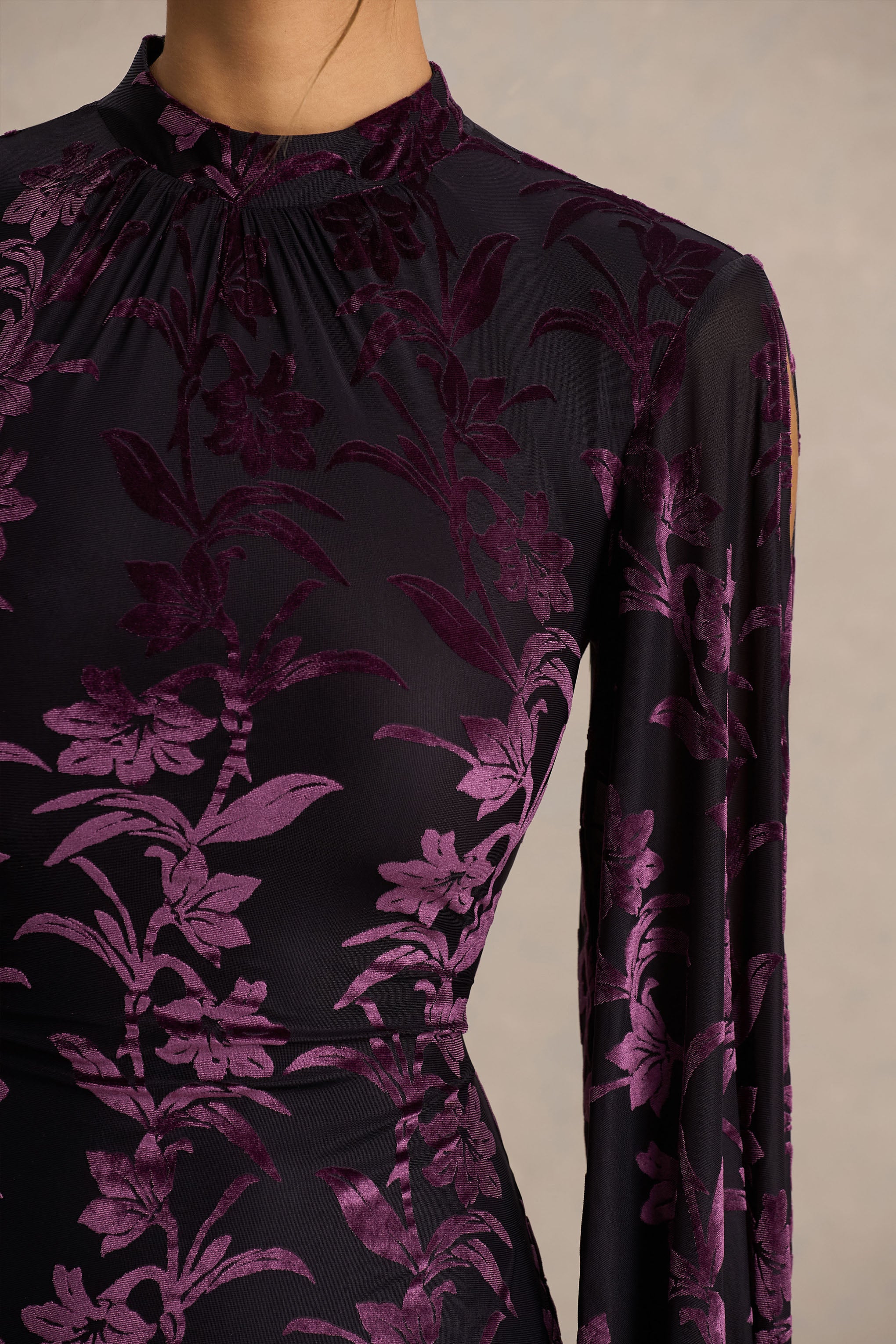 Janet | Schwarzes und burgunderfarbenes Devoré-Maxikleid mit Stehkragen und Cut-out-Details - Image 3