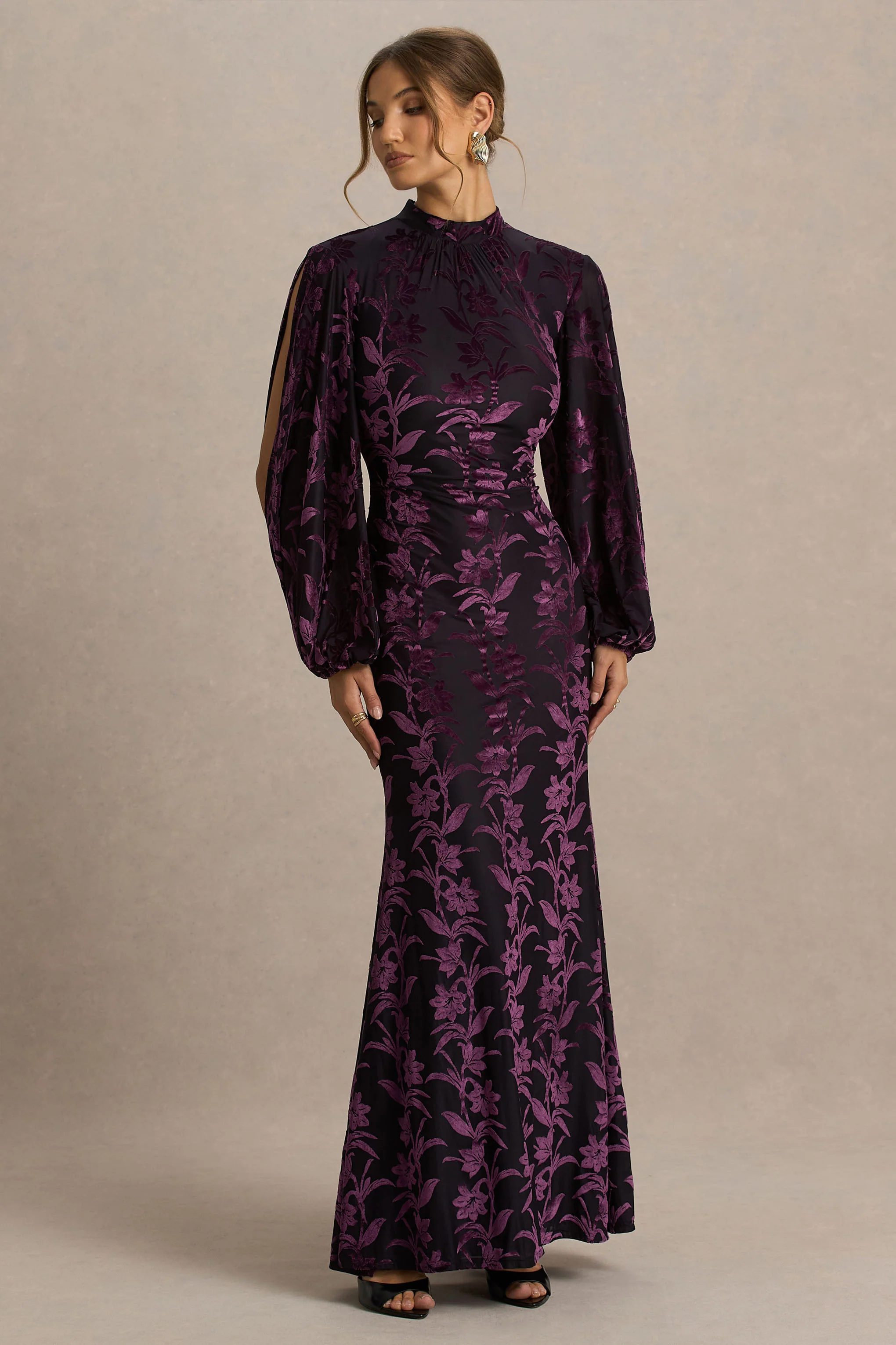 Janet | Schwarzes und burgunderfarbenes Devoré-Maxikleid mit Stehkragen und Cut-out-Details - Image 4