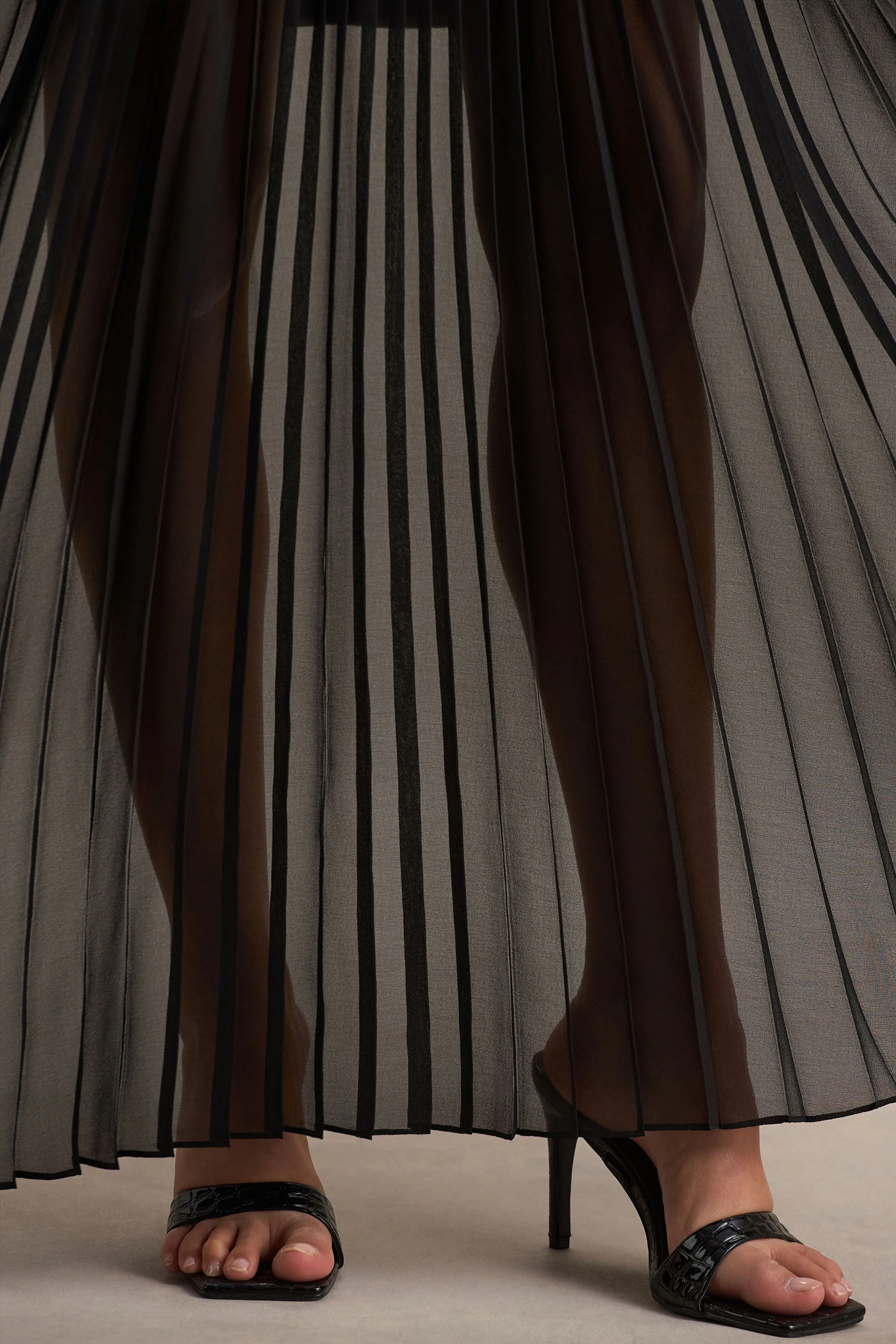 Jaquetta | Schwarzes Maxi-Kleid mit Gürtel und plissiertem Chiffonrock - Image 6