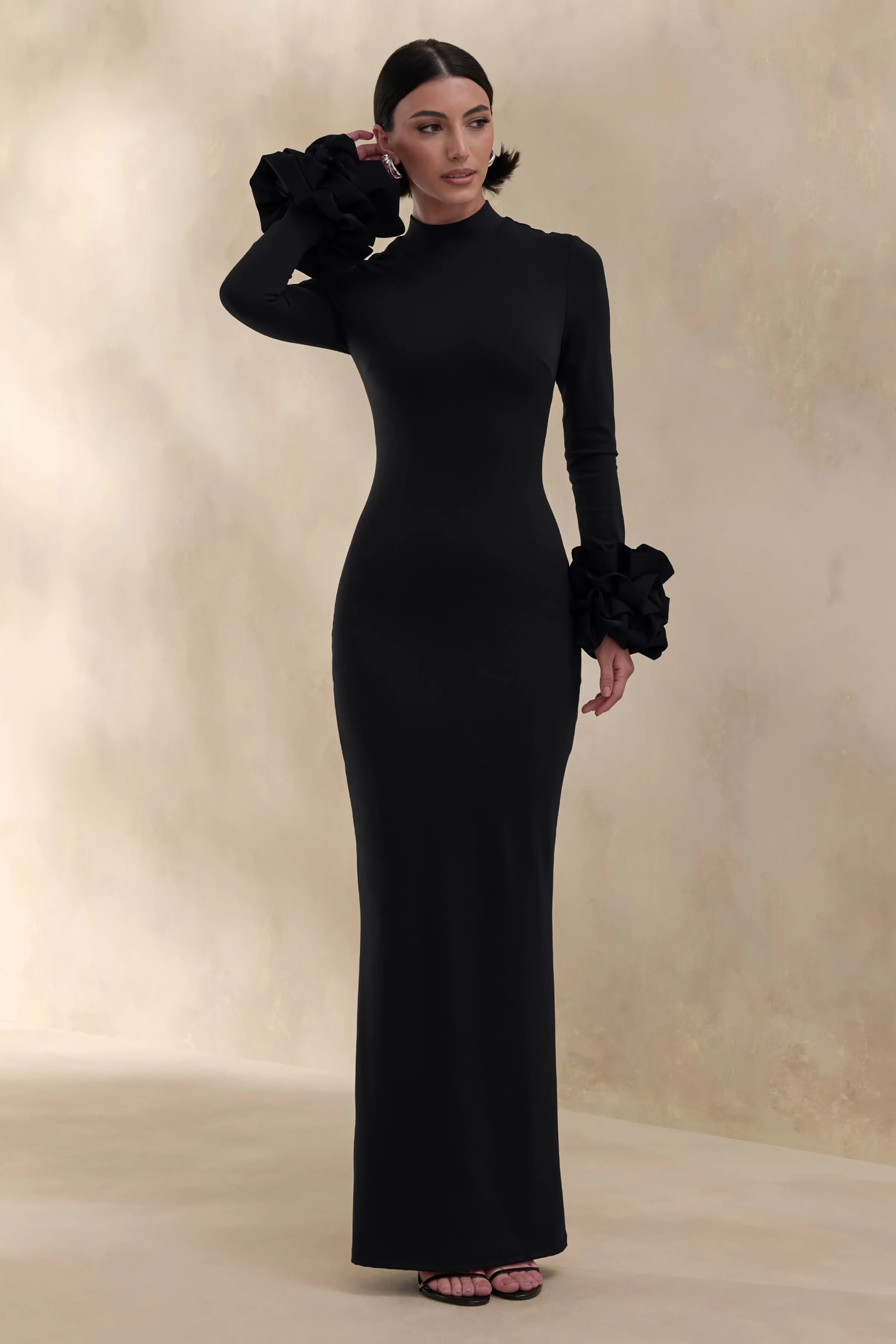 Jaselle | Schwarzes Maxikleid mit hohem Ausschnitt und Manschetten mit Satinrüschen - Image 4