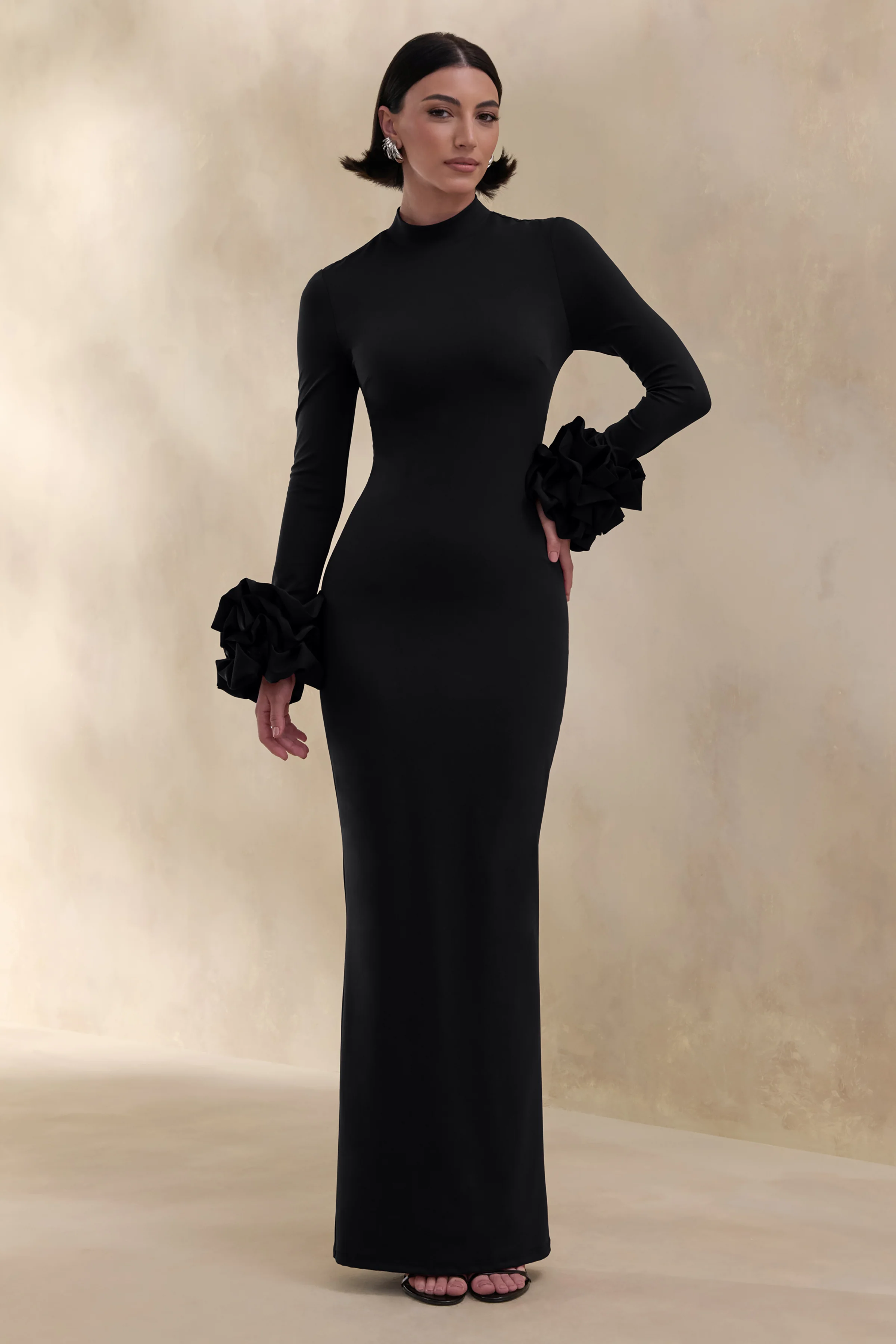 Jaselle | Schwarzes Maxikleid mit hohem Ausschnitt und Manschetten mit Satinrüschen - Image 5