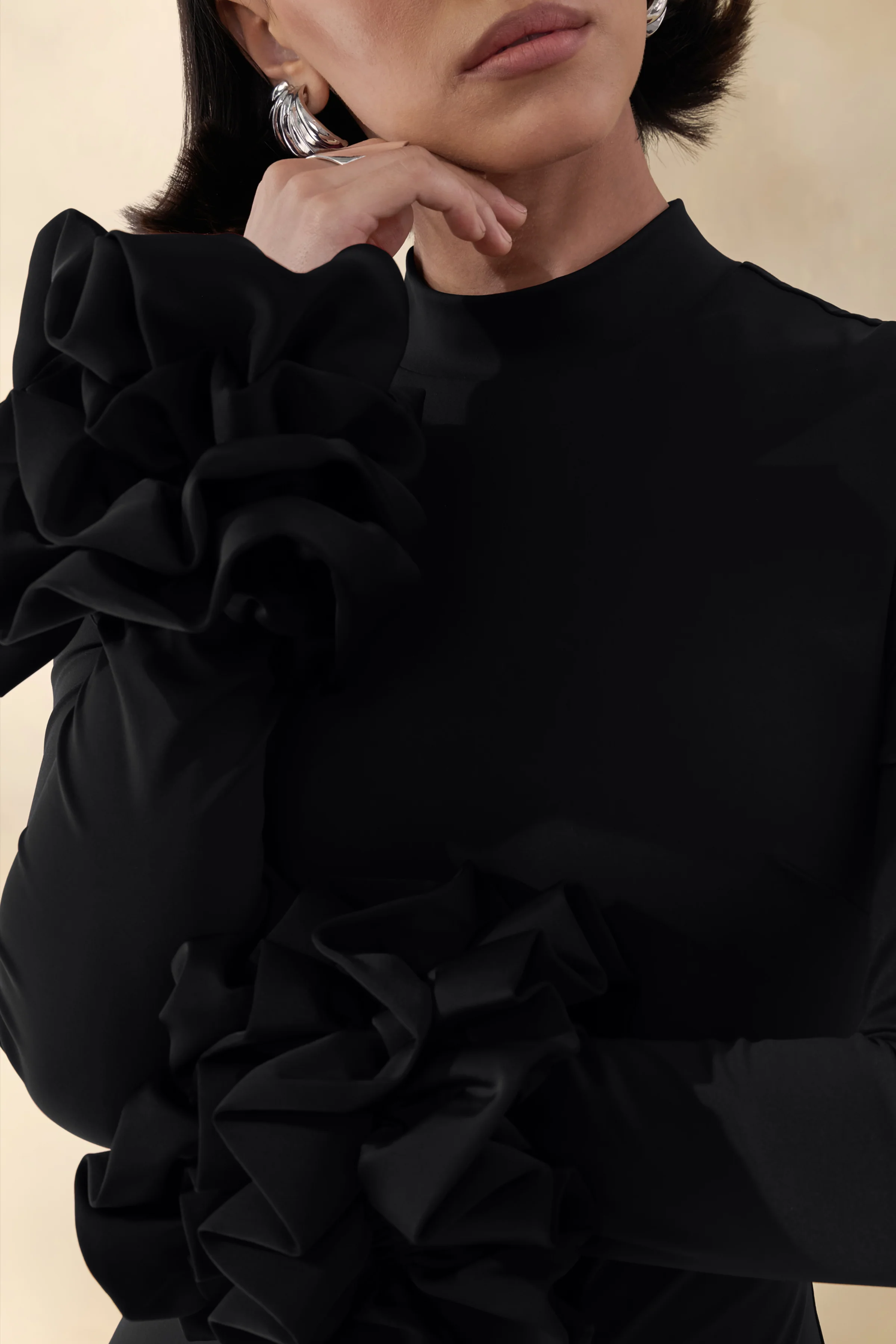 Jaselle | Schwarzes Maxikleid mit hohem Ausschnitt und Manschetten mit Satinrüschen - Image 6