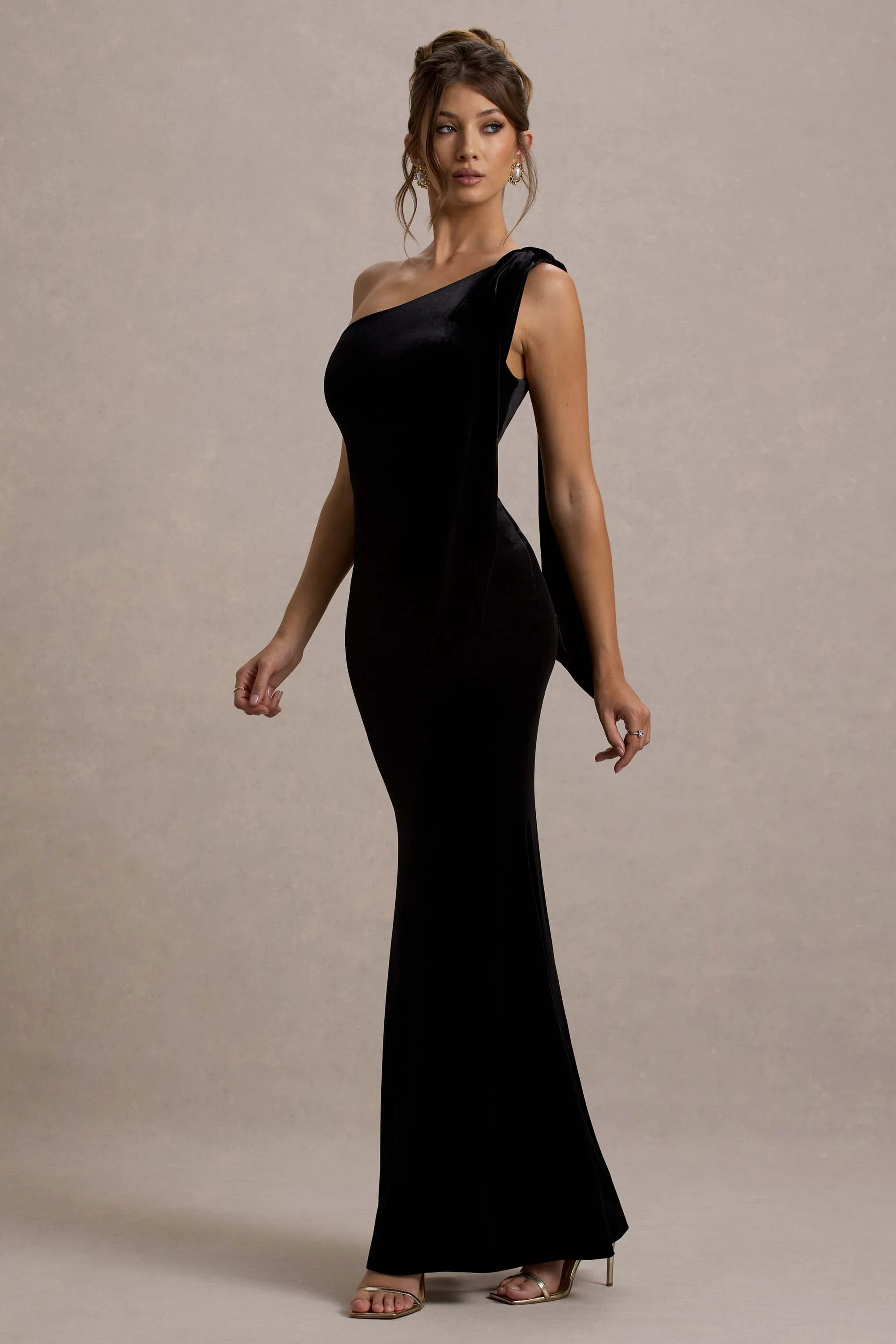 Jillian | Schwarzes Maxikleid aus Samt mit asymmetrischem Schnitt und Schleifen-Träger - Image 5