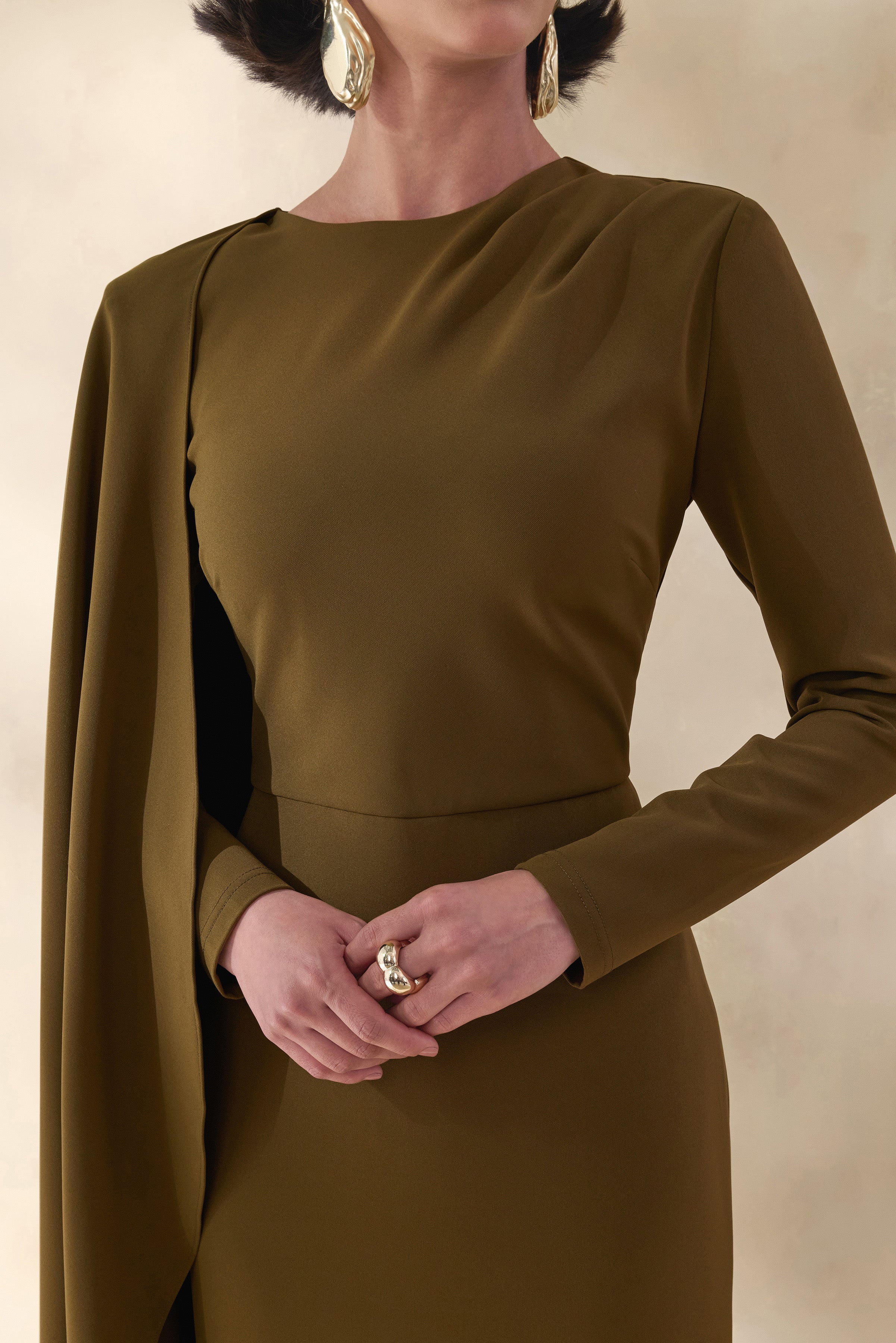Jovea | Olivgrünes Maxikleid aus Crêpe mit Rundhalsausschnitt und Cape-Ärmel - Image 3