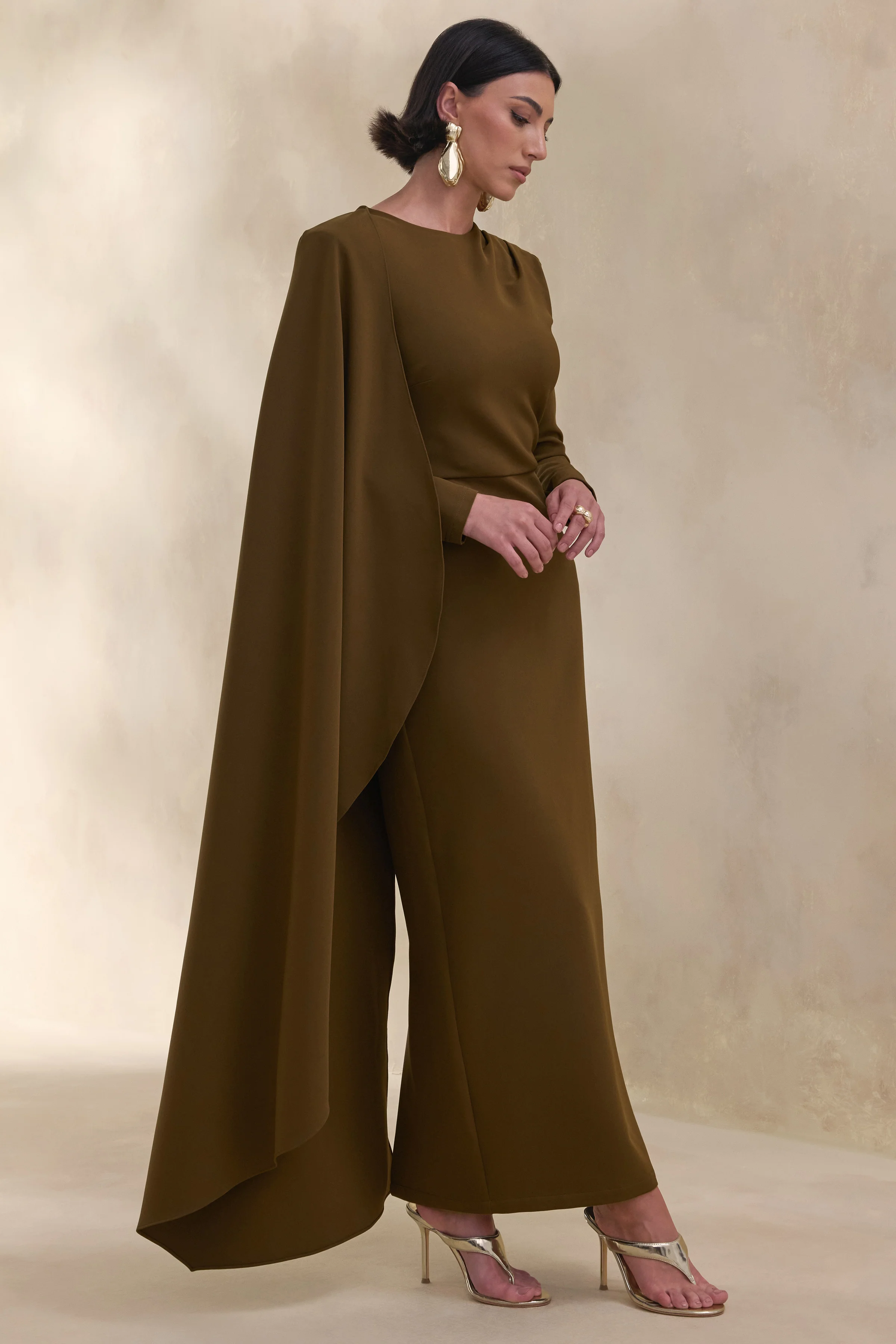 Jovea | Olivgrünes Maxikleid aus Crêpe mit Rundhalsausschnitt und Cape-Ärmel - Image 5