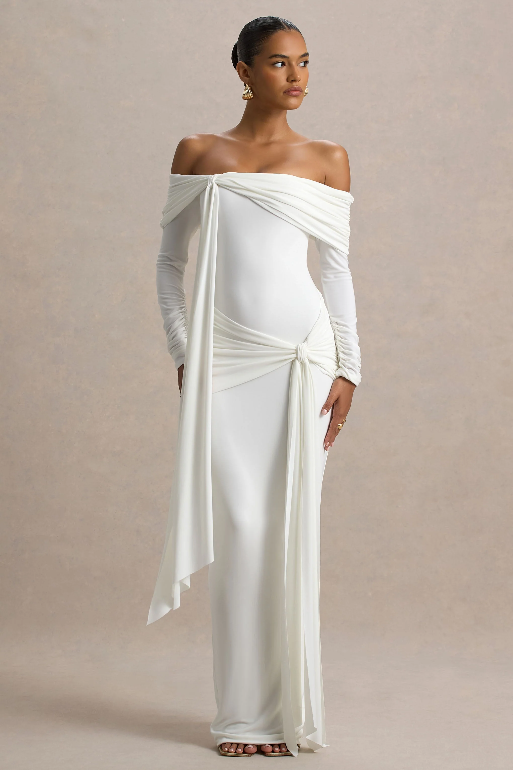 Jovie | Weißes Maxikleid im Bardot-Stil mit Wickeloptik und Schleifendetail