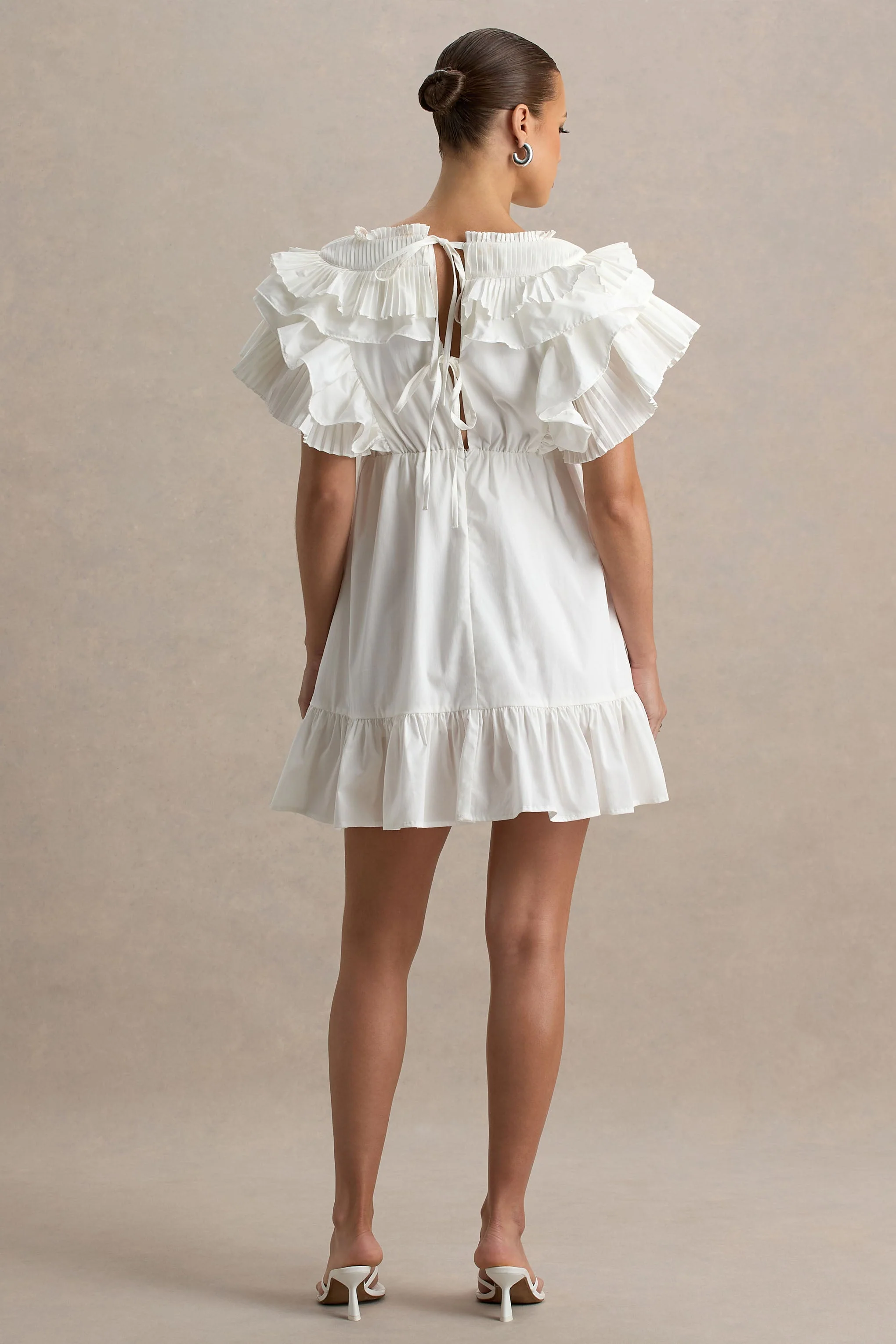 Judie | Weißes Popeline-Minikleid mit V-Ausschnitt und Rüschen - Image 2