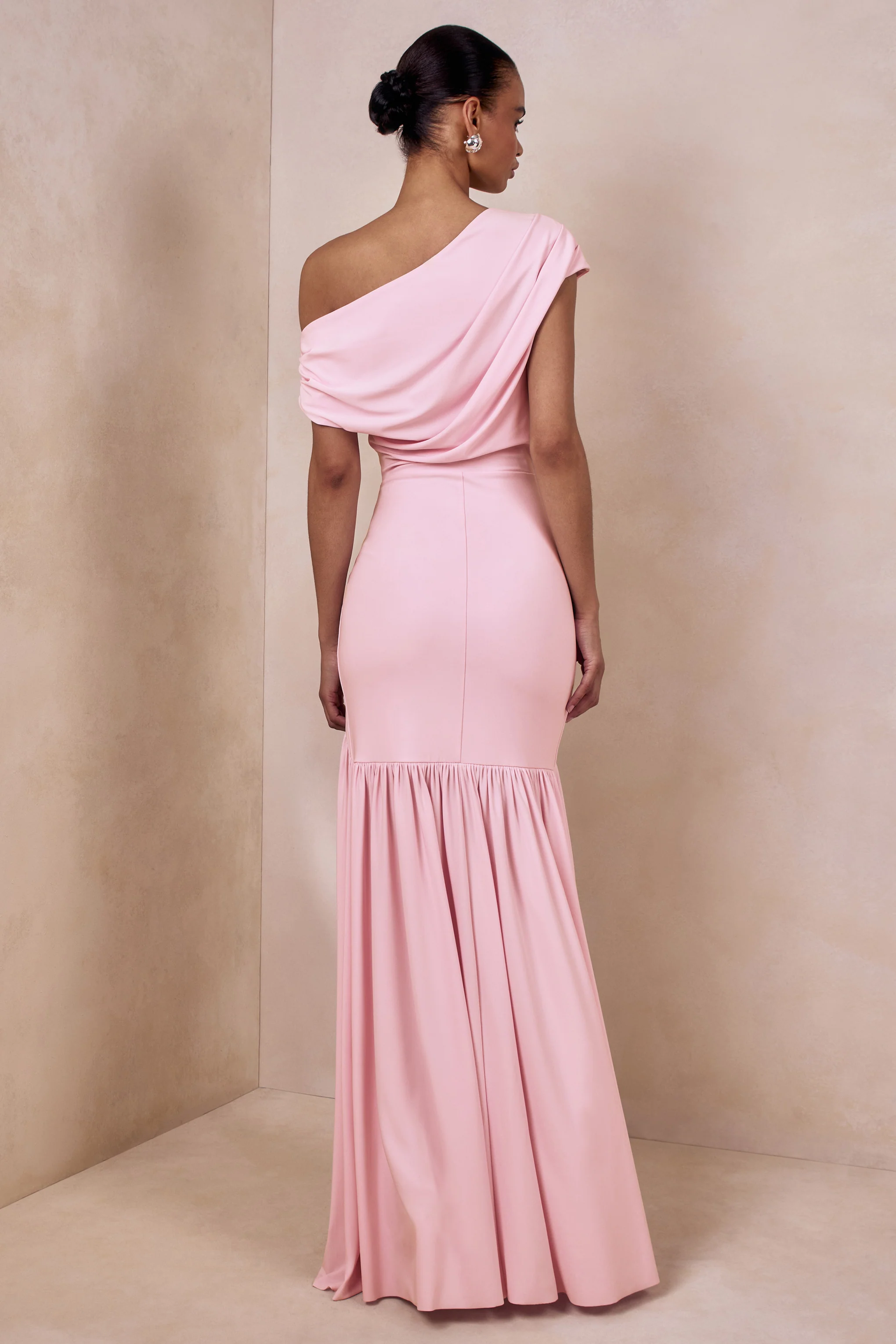 Kady | Rosa Maxikleid mit asymmetrischem Ausschnitt und Raffung - Image 2