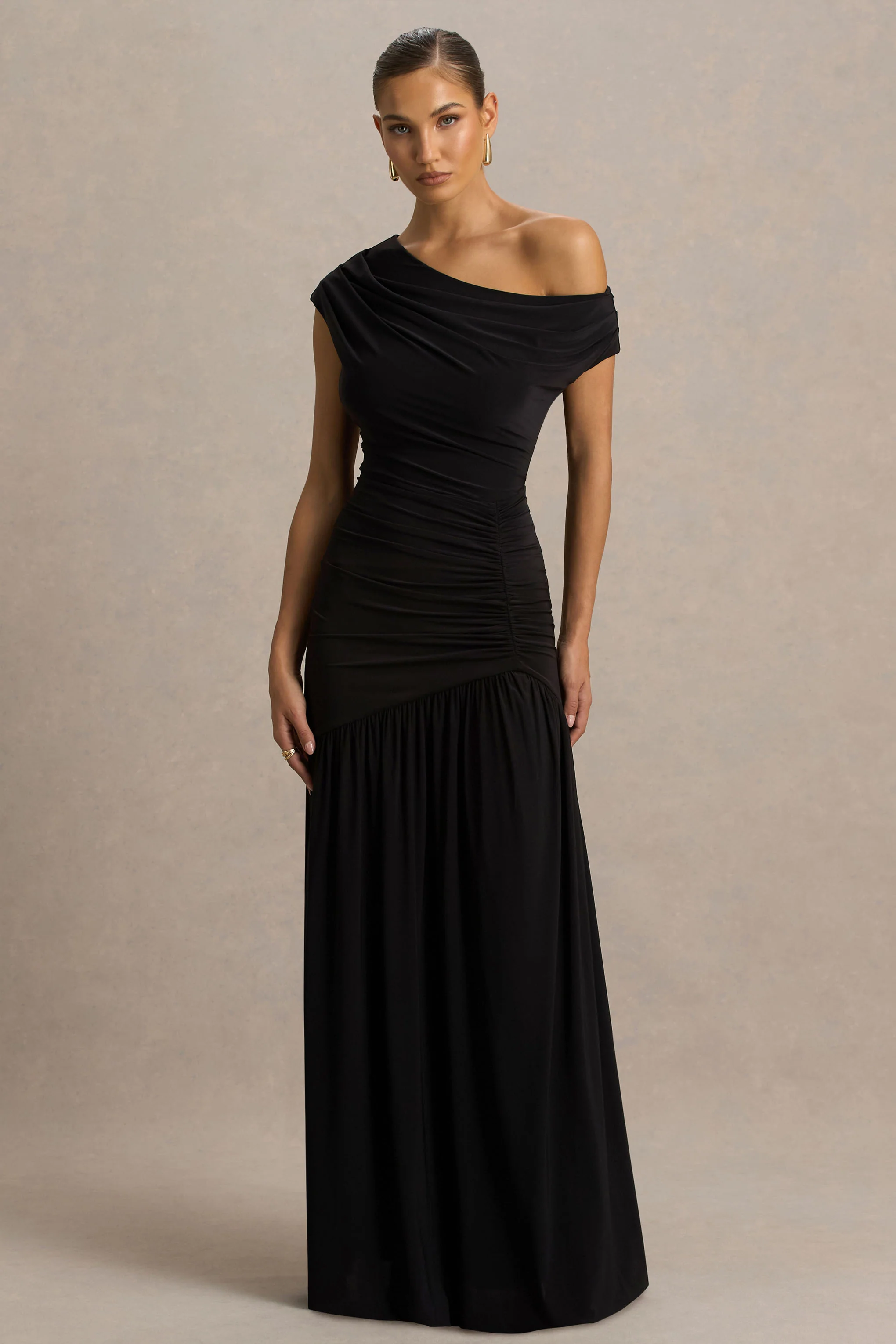 Kady | Schwarzes Maxikleid mit asymmetrischem Ausschnitt, Raffungen und hohem Beinschlitz