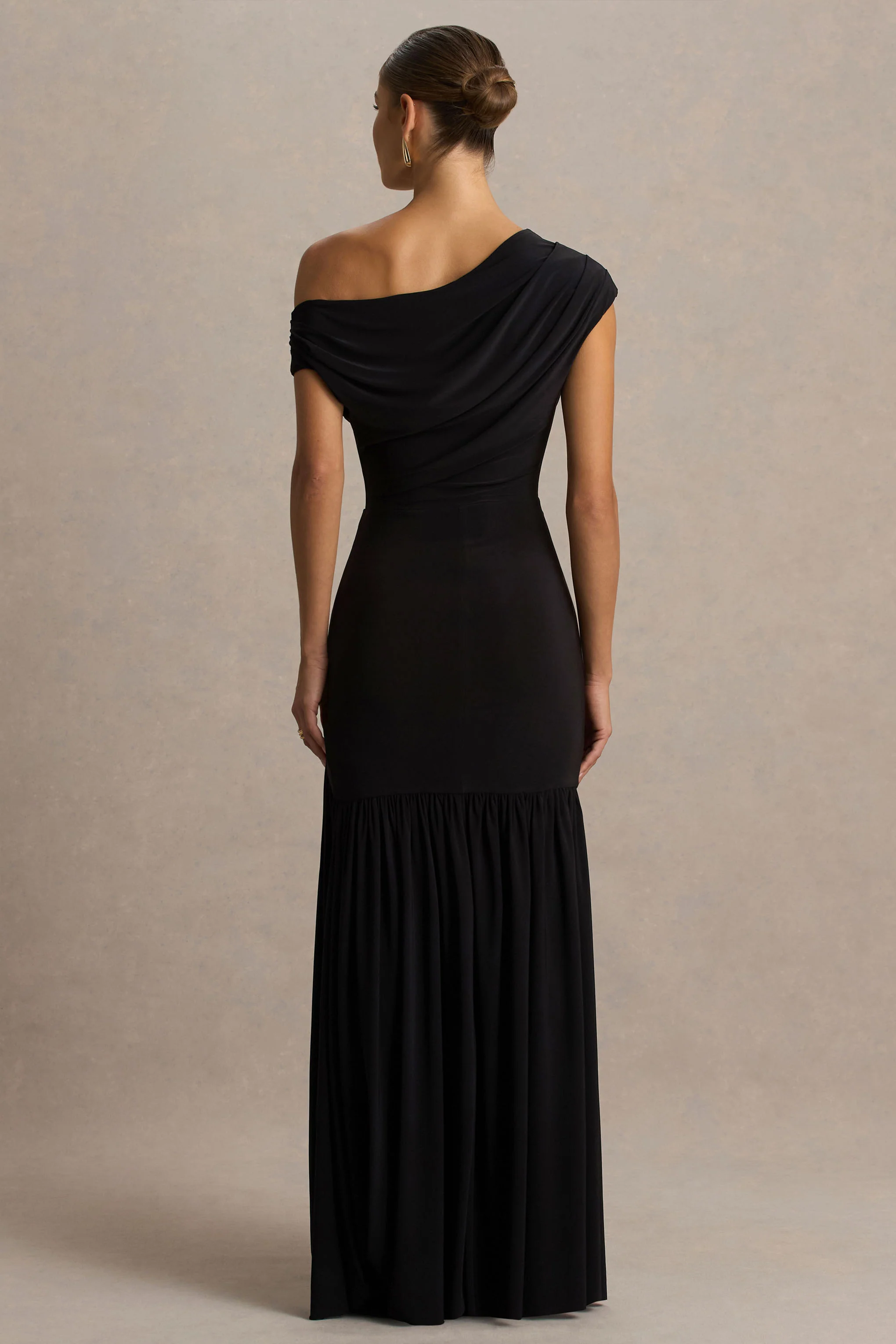 Kady | Schwarzes Maxikleid mit asymmetrischem Ausschnitt, Raffungen und hohem Beinschlitz - Image 2