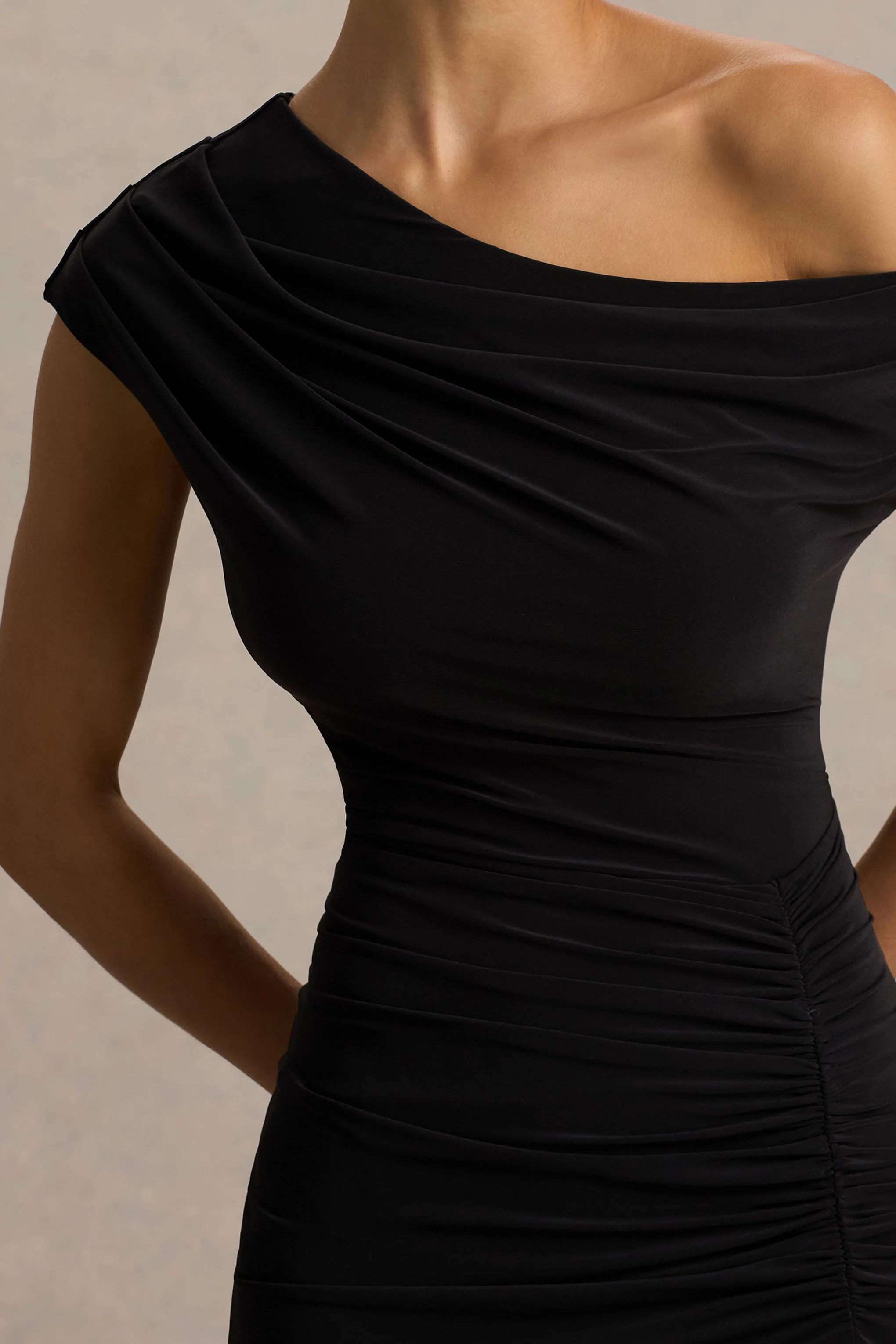 Kady | Schwarzes Maxikleid mit asymmetrischem Ausschnitt, Raffungen und hohem Beinschlitz - Image 3