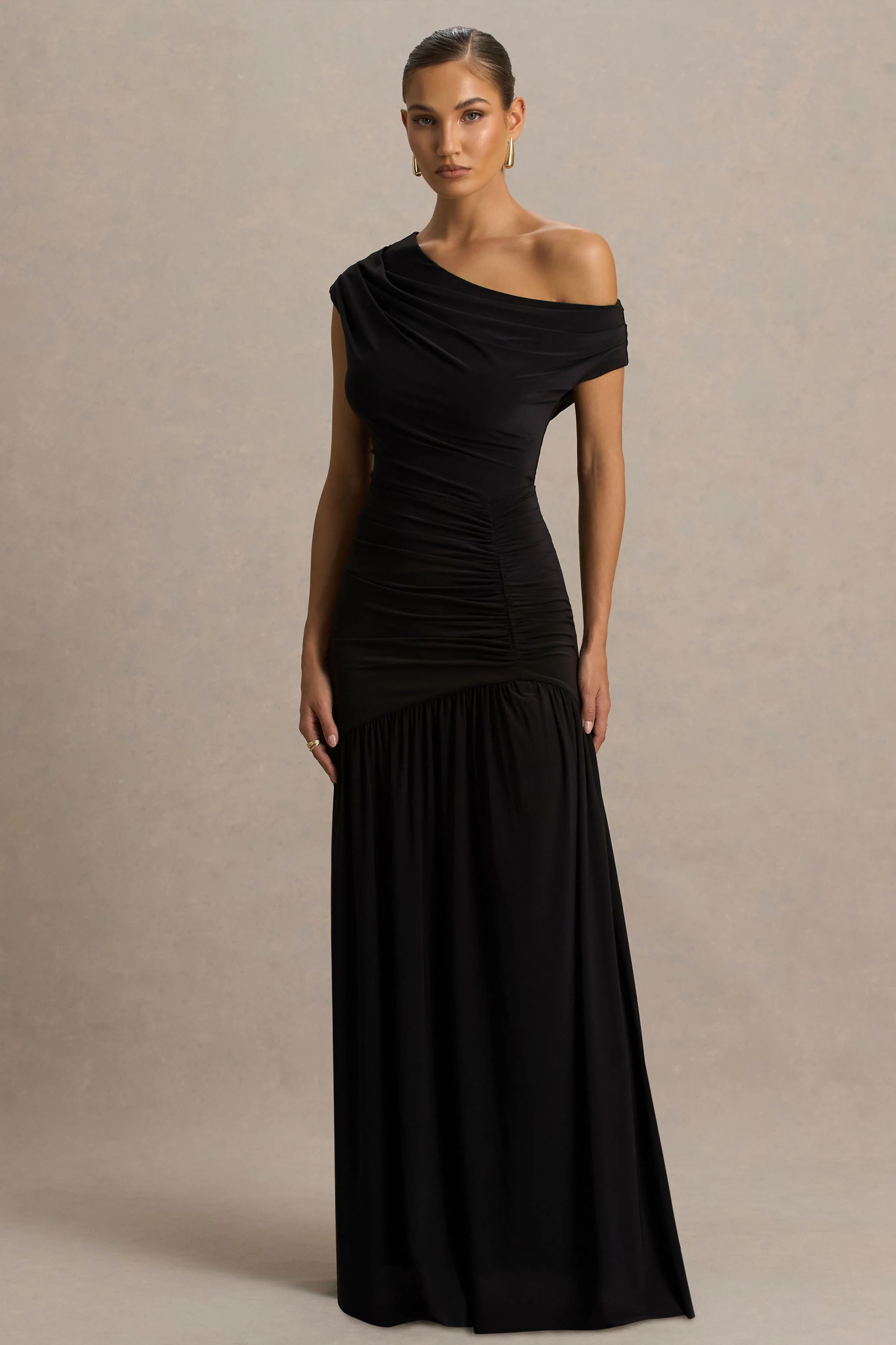 Kady | Schwarzes Maxikleid mit asymmetrischem Ausschnitt, Raffungen und hohem Beinschlitz - Image 5