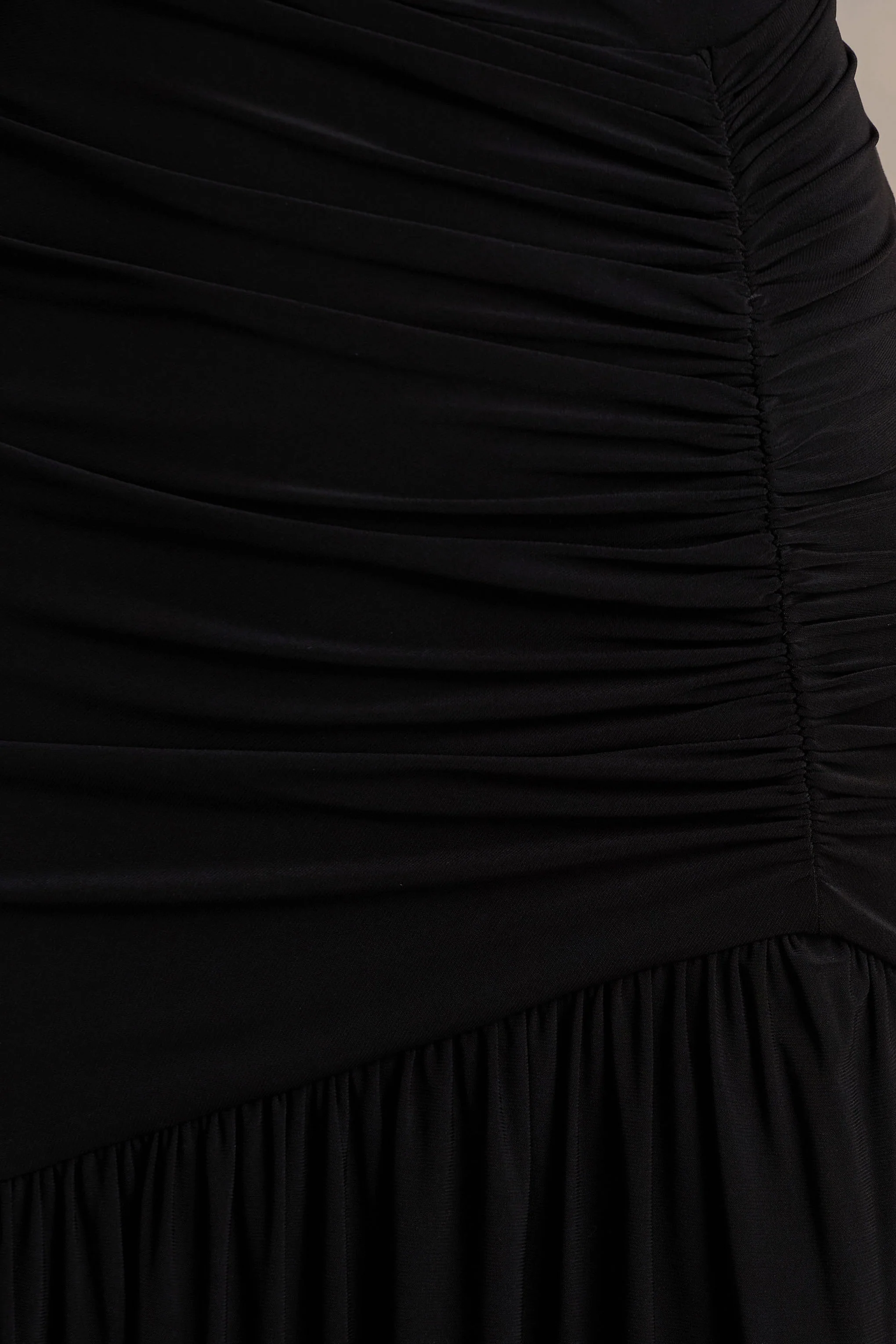 Kady | Schwarzes Maxikleid mit asymmetrischem Ausschnitt, Raffungen und hohem Beinschlitz - Image 6