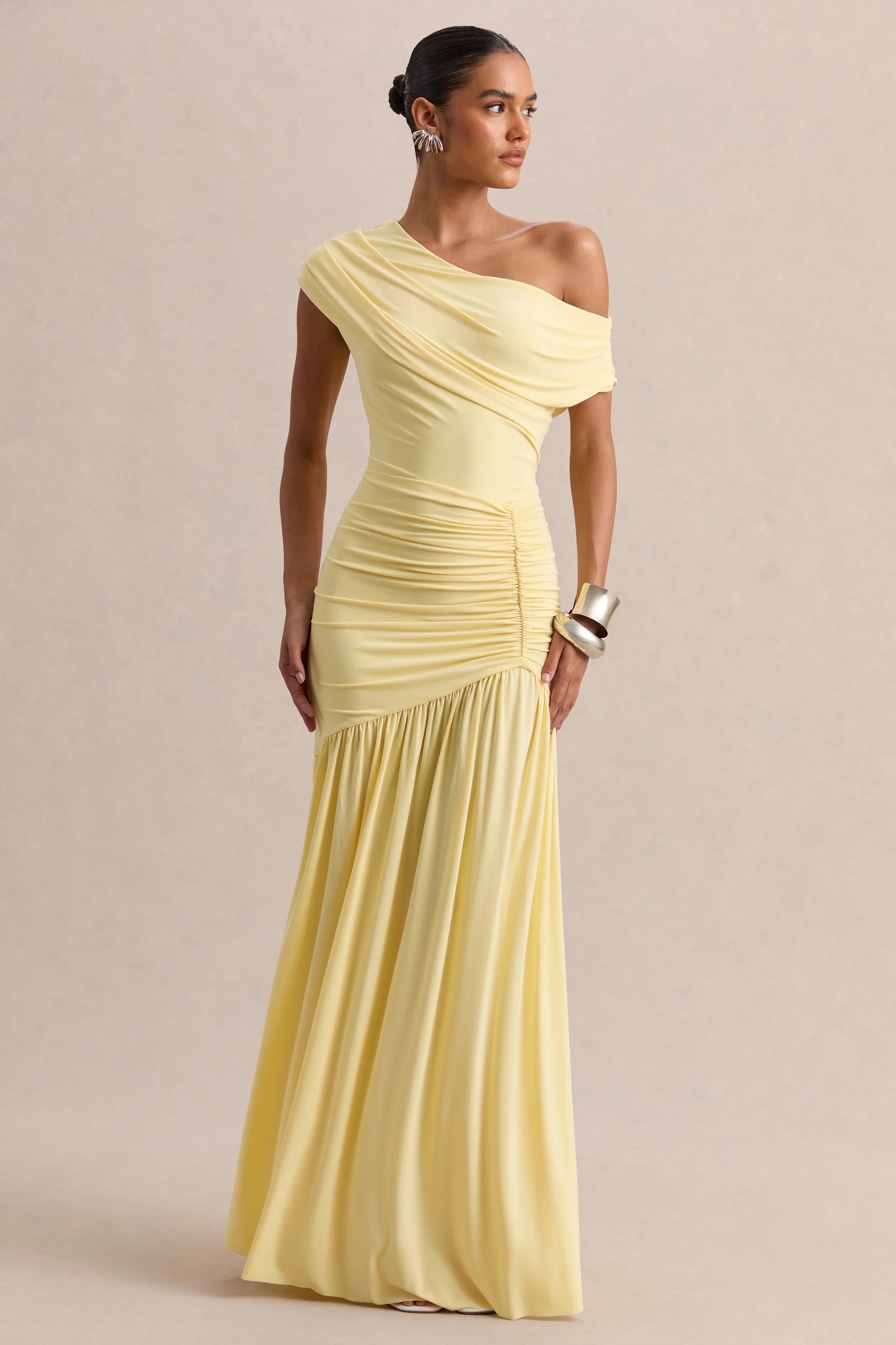 Kady | Zitronengelbes Maxikleid mit asymmetrischem Ausschnitt und Raffungen - Image 5