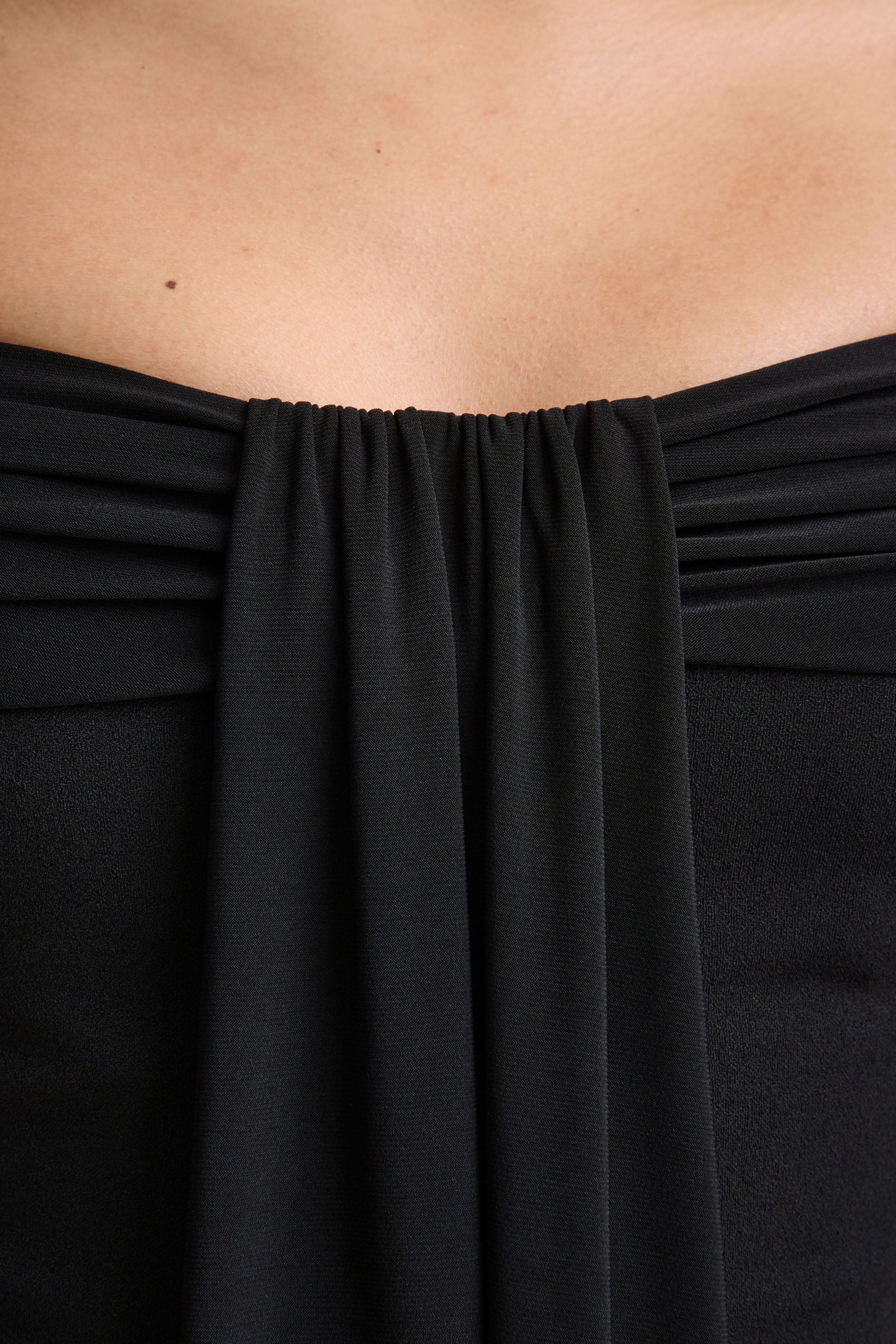 Kalida | Schwarzer Jumpsuit mit Bardot-Ausschnitt und Schaldetail - Image 6