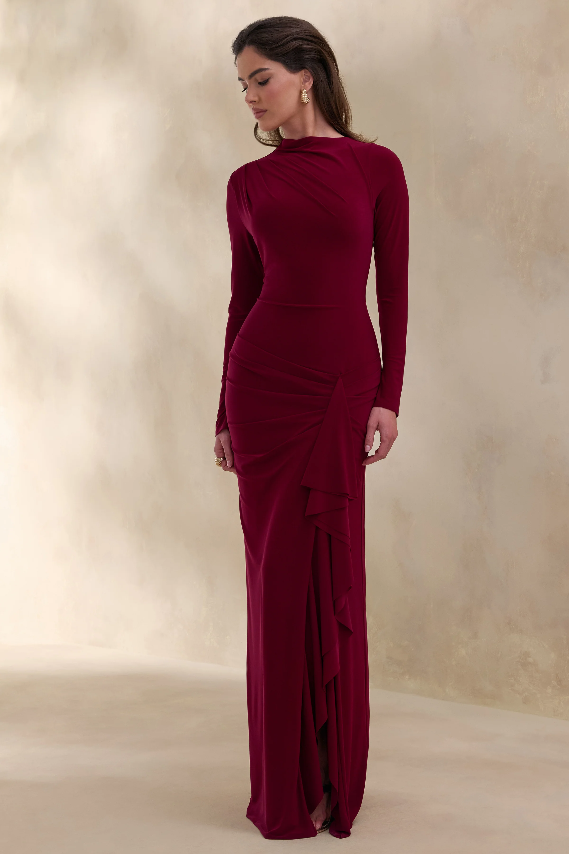 Karessa | Beerenfarbenes Maxikleid mit hohem Auschnitt, Raffdetails und hohem Frontschlitz - Image 5