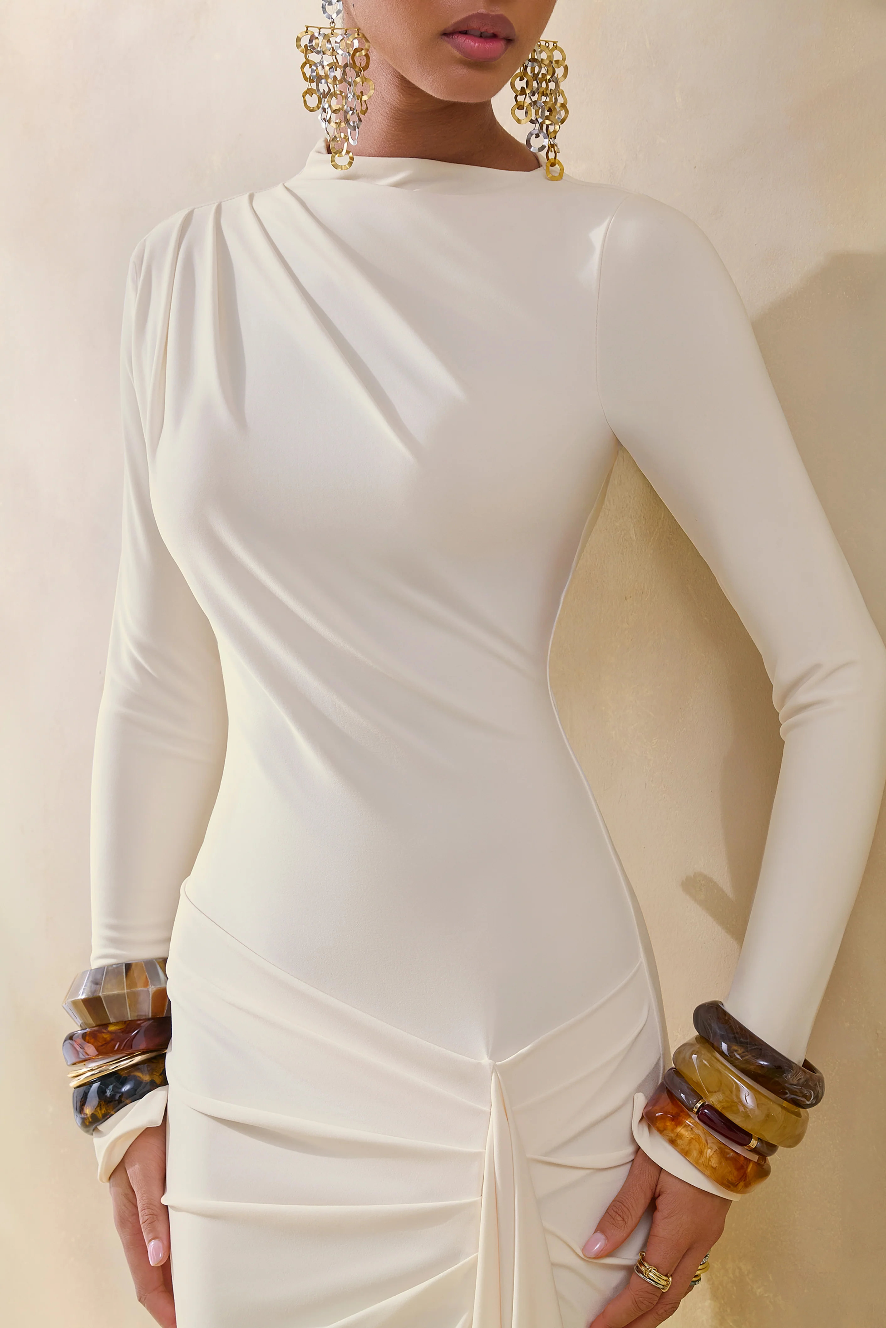 Karessa | Cremefarbenes Maxikleid mit hohem Ausschnitt, gerafften Details und hohem Schlitz - Image 3