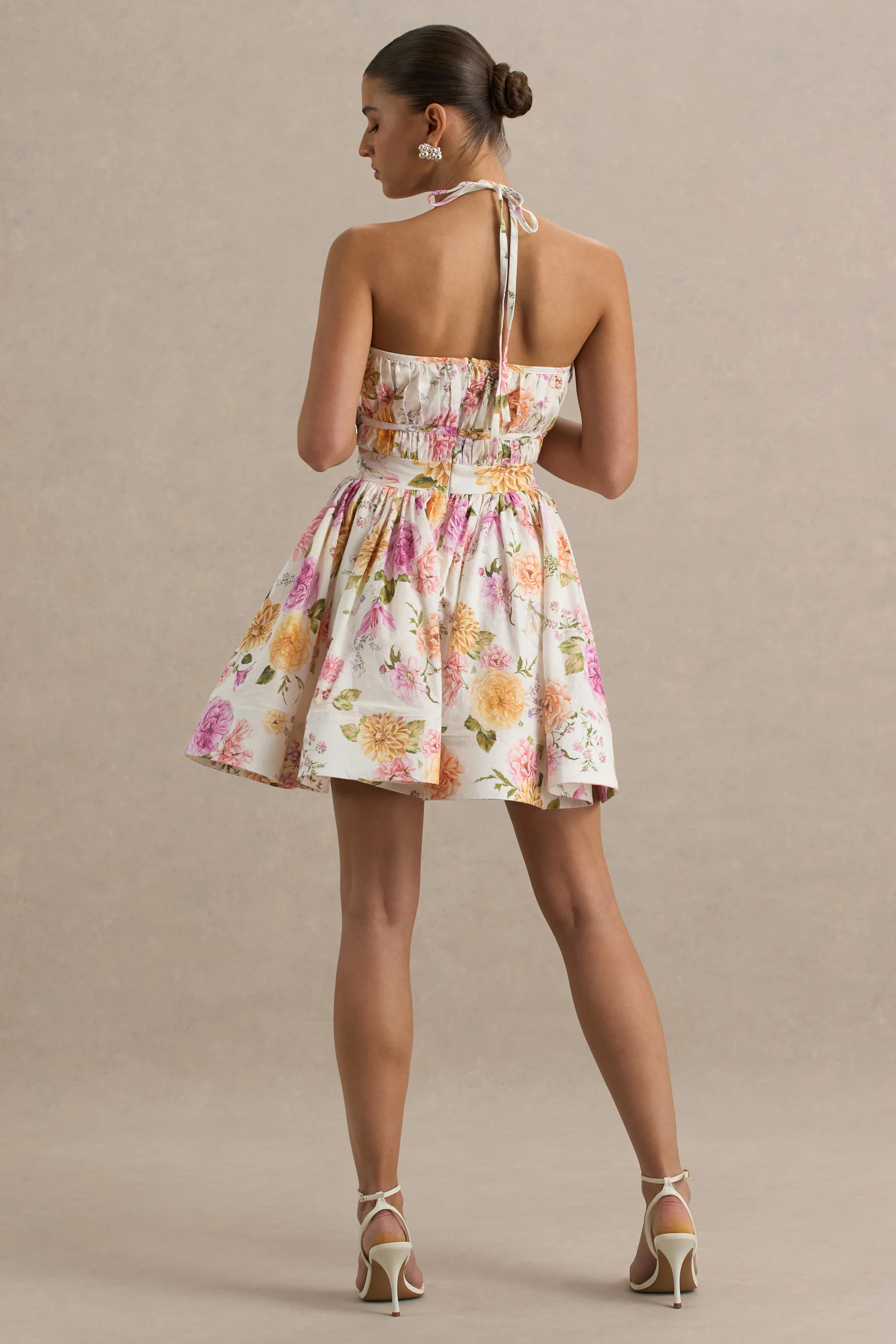 Kasey | Cremefarbenes Halterneck-Minikleid mit Blumenmuster und Rüschen - Image 2