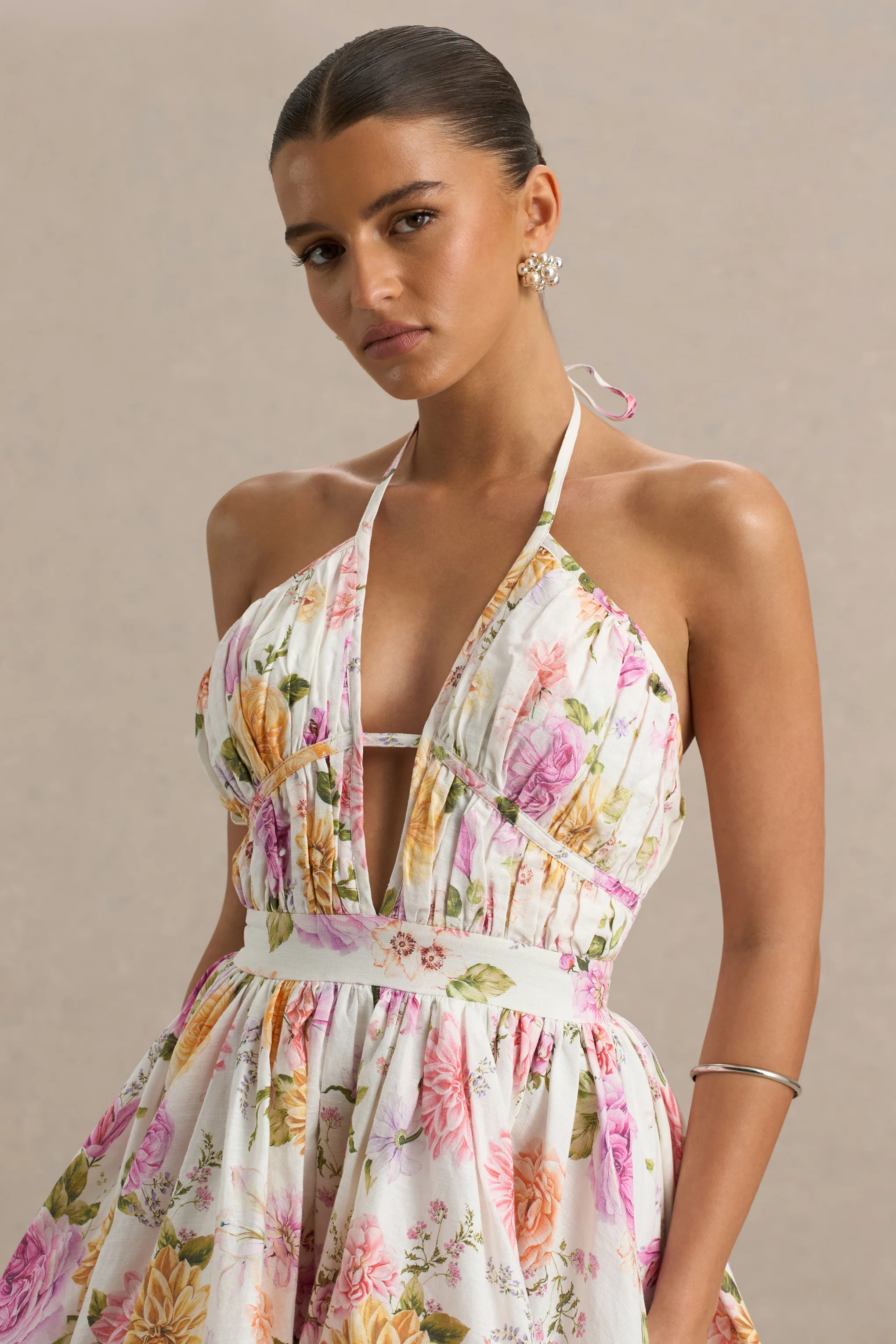Kasey | Cremefarbenes Halterneck-Minikleid mit Blumenmuster und Rüschen - Image 3